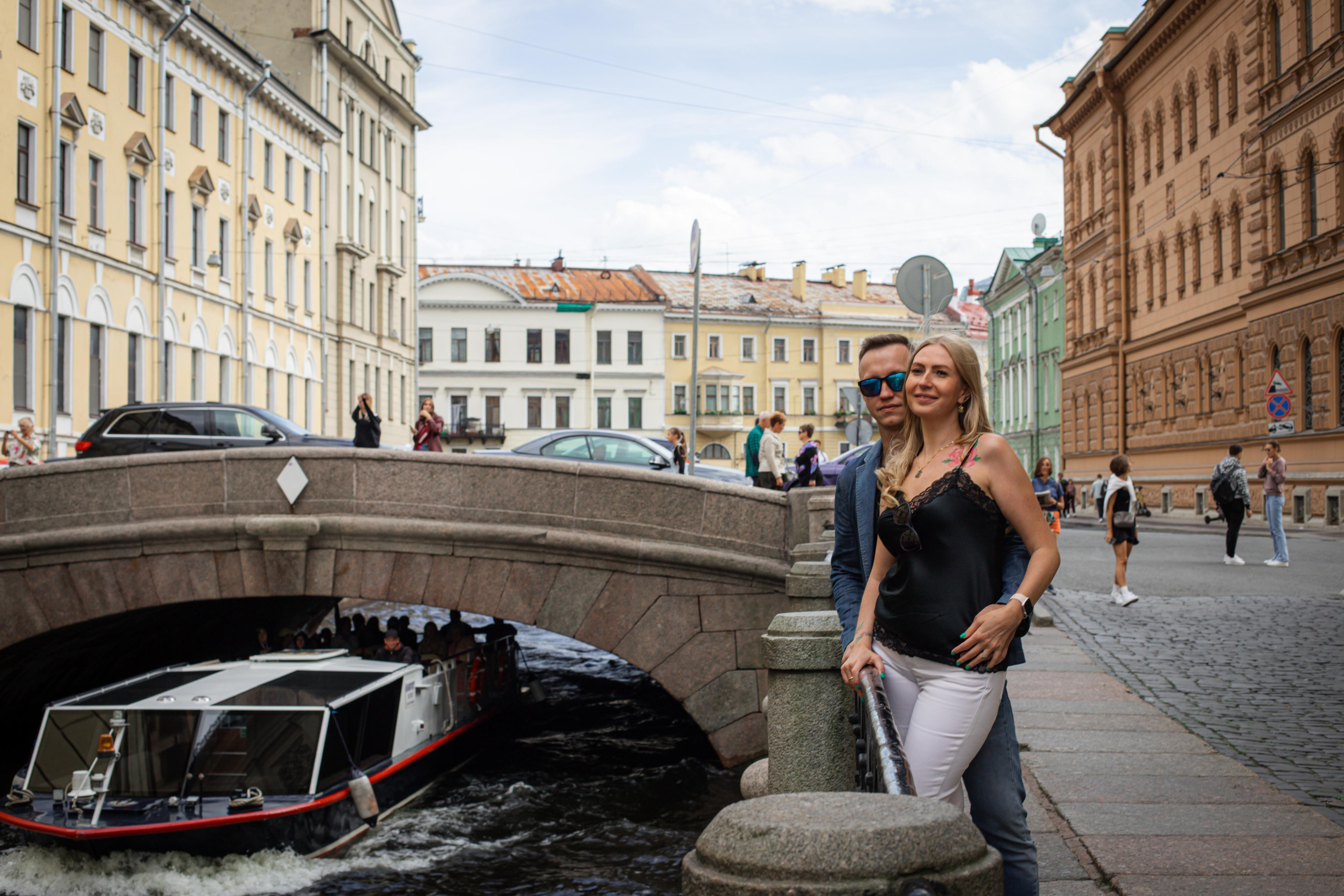 Марина и Сергей прогулка по достопримечательностям СПб. Фотограф и Видеограф в Санкт-Петербурге Алиса Шандрик