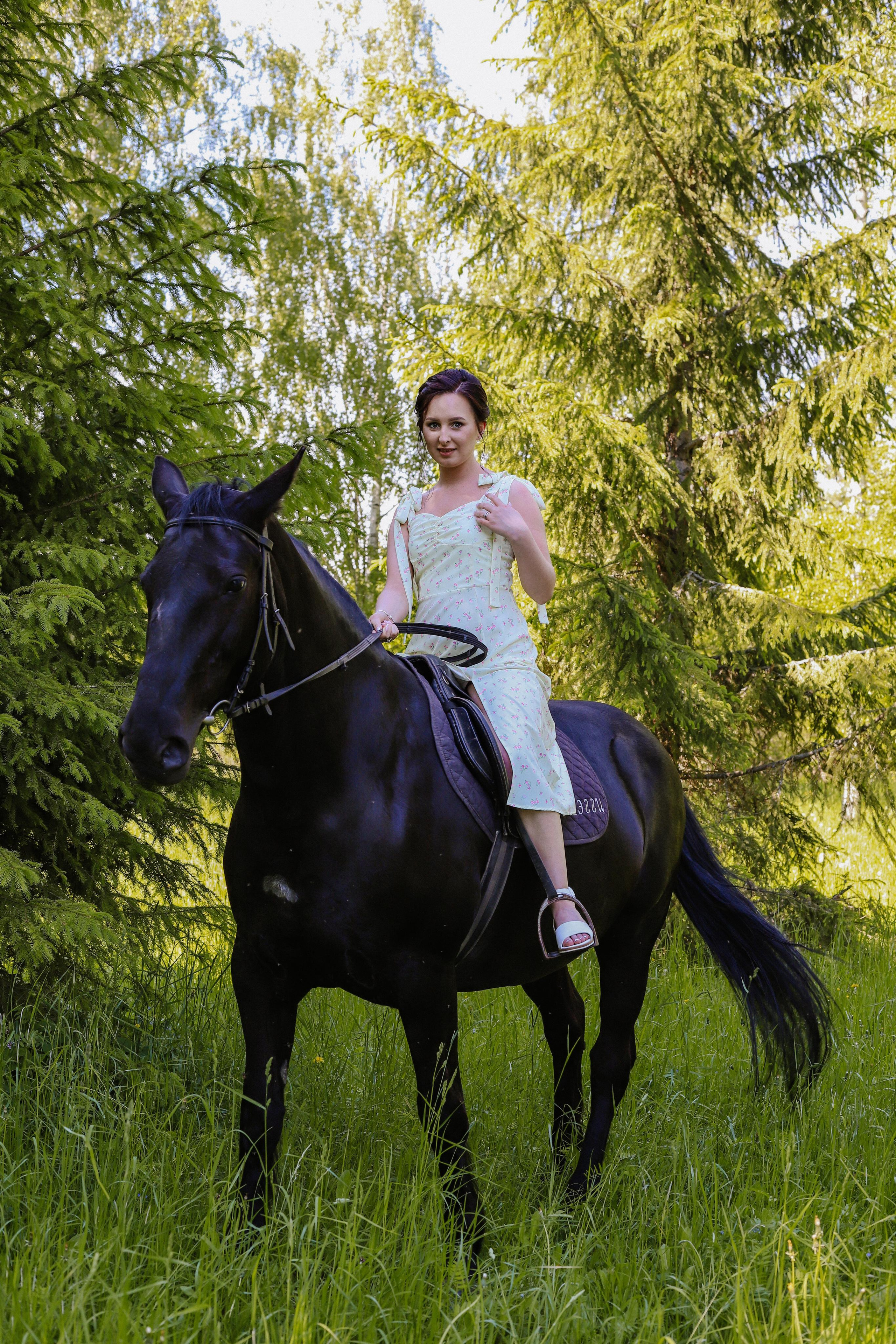 Старая Ладога с лошадью Катя и Сергей. Фотограф и Видеограф в Санкт-Петербурге Алиса Шандрик