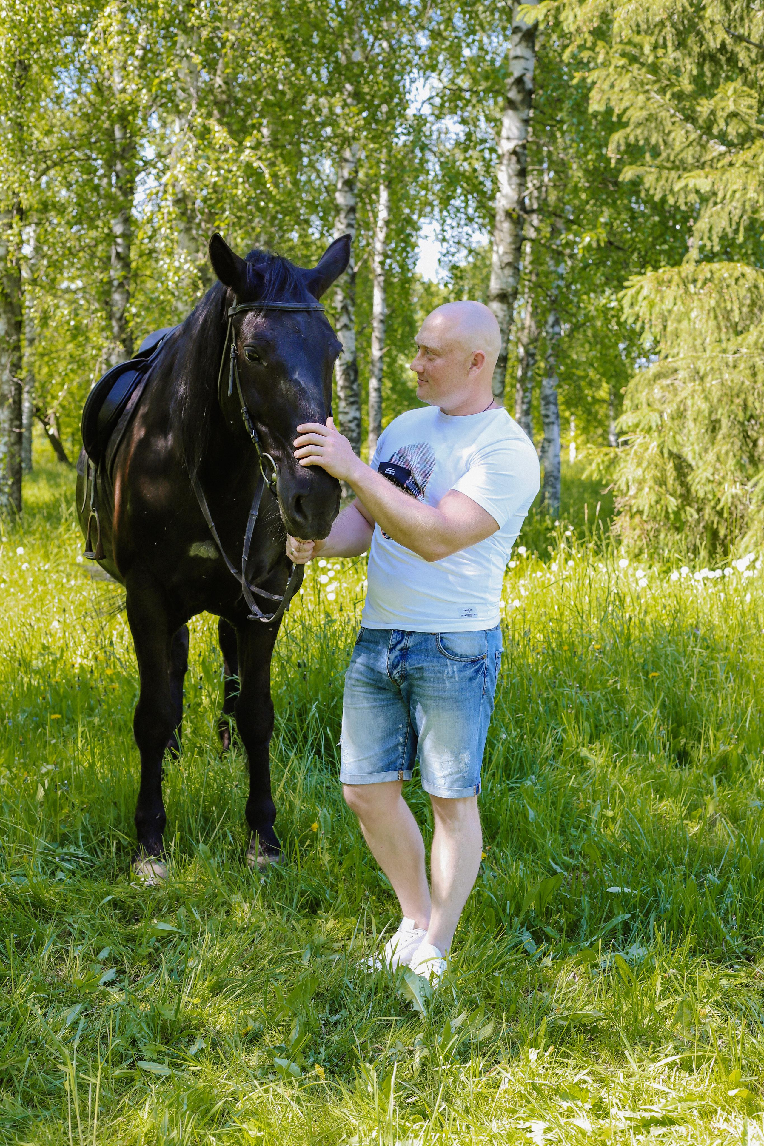 Старая Ладога с лошадью Катя и Сергей. Фотограф и Видеограф в Санкт-Петербурге Алиса Шандрик