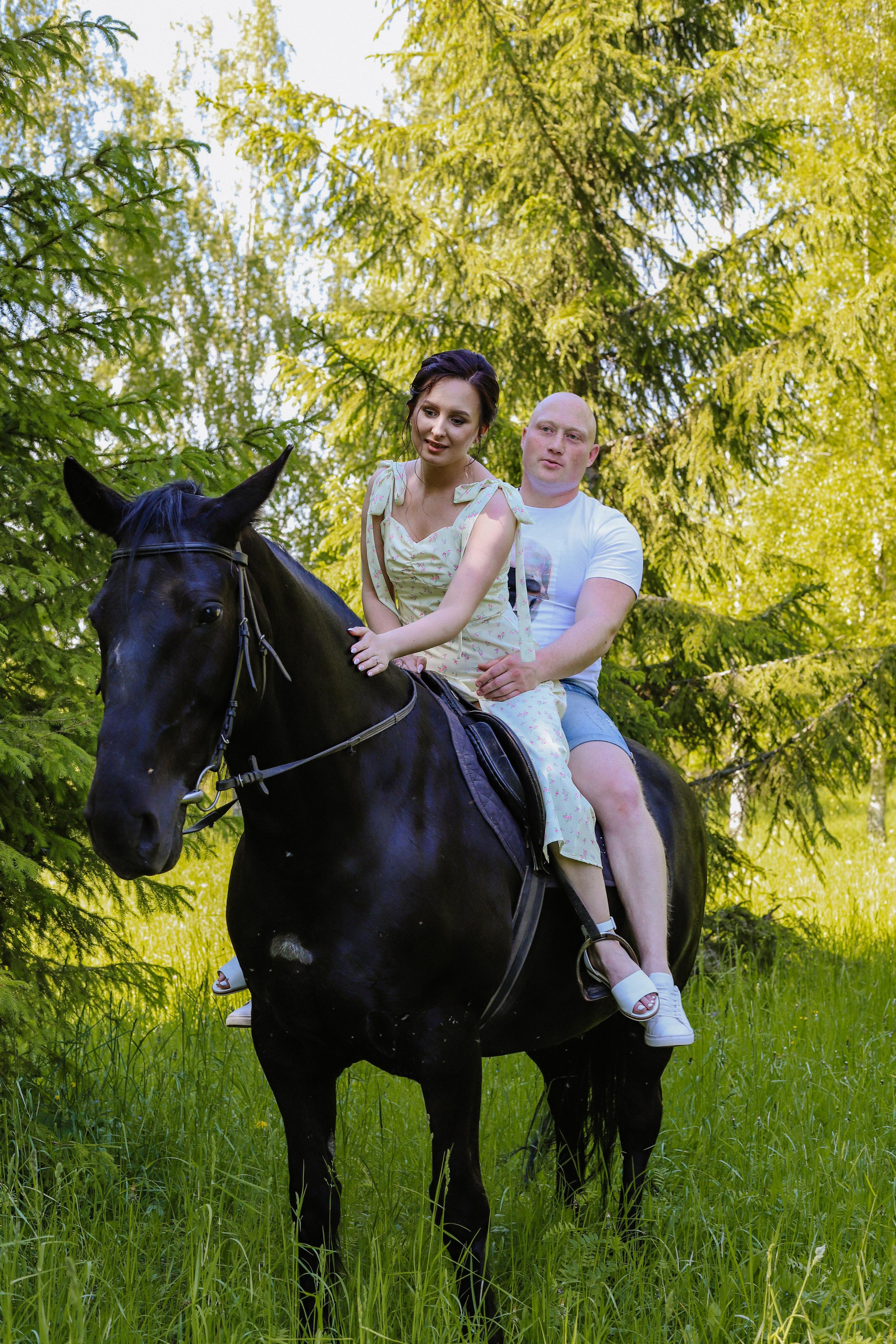 Старая Ладога с лошадью Катя и Сергей. Фотограф и Видеограф в Санкт-Петербурге Алиса Шандрик