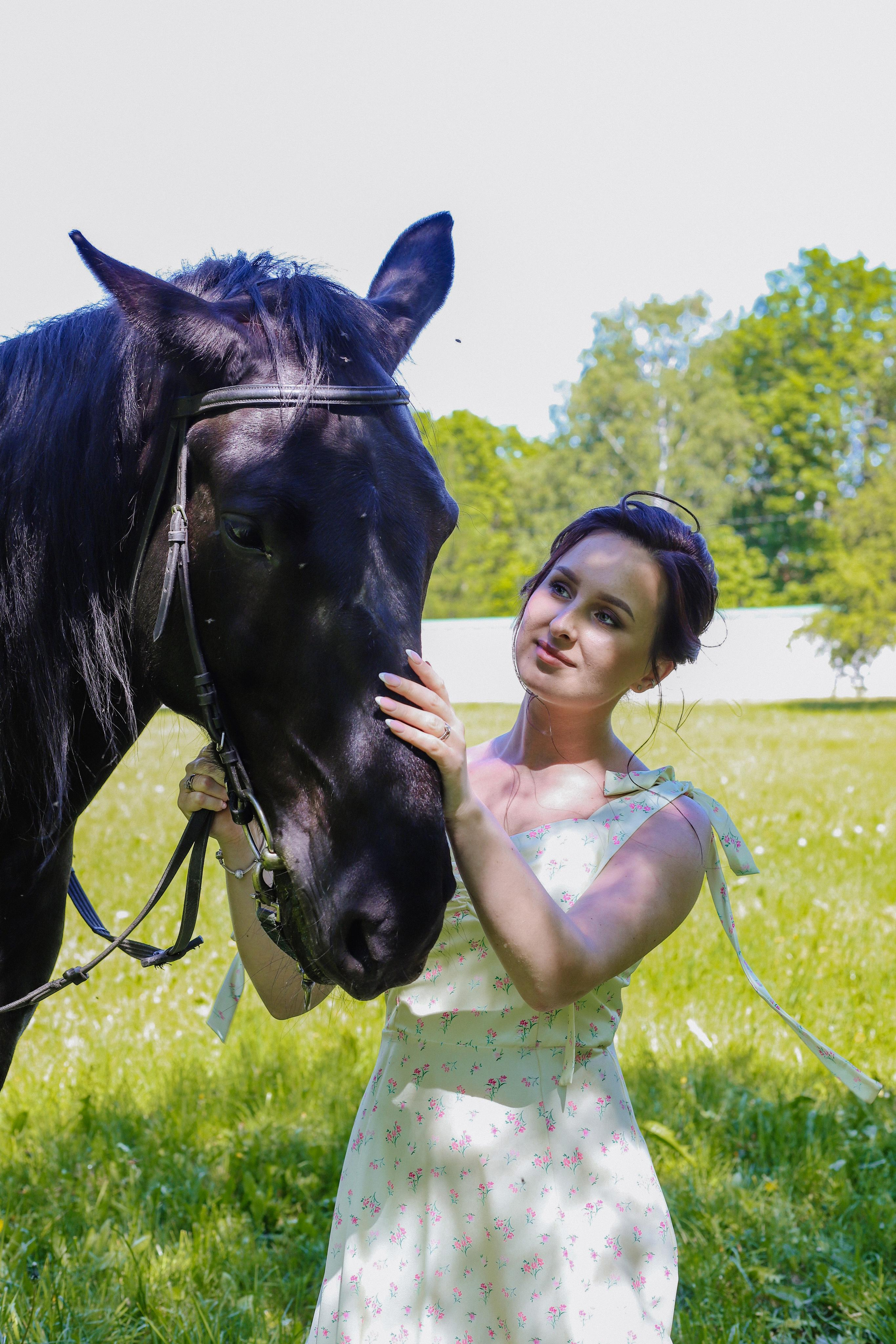 Старая Ладога с лошадью Катя и Сергей. Фотограф и Видеограф в Санкт-Петербурге Алиса Шандрик