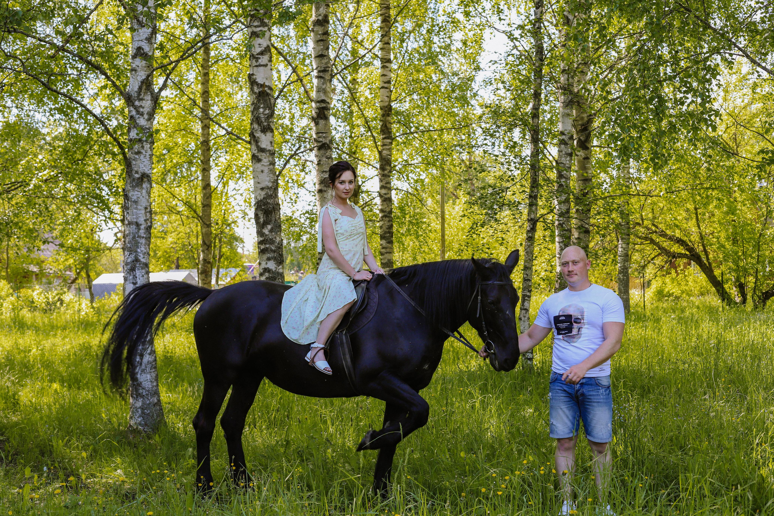 Старая Ладога с лошадью Катя и Сергей. Фотограф и Видеограф в Санкт-Петербурге Алиса Шандрик