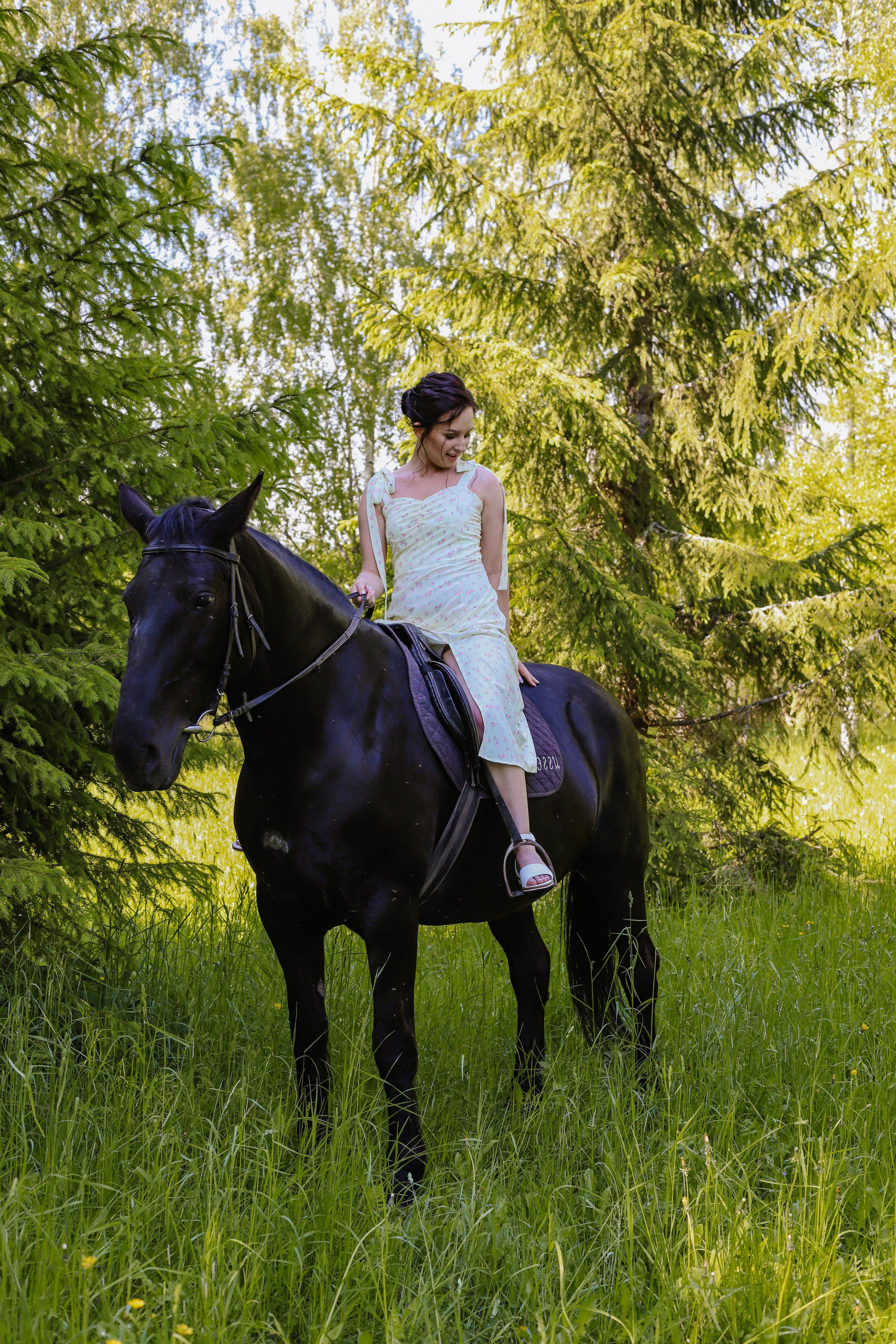 Старая Ладога с лошадью Катя и Сергей. Фотограф и Видеограф в Санкт-Петербурге Алиса Шандрик