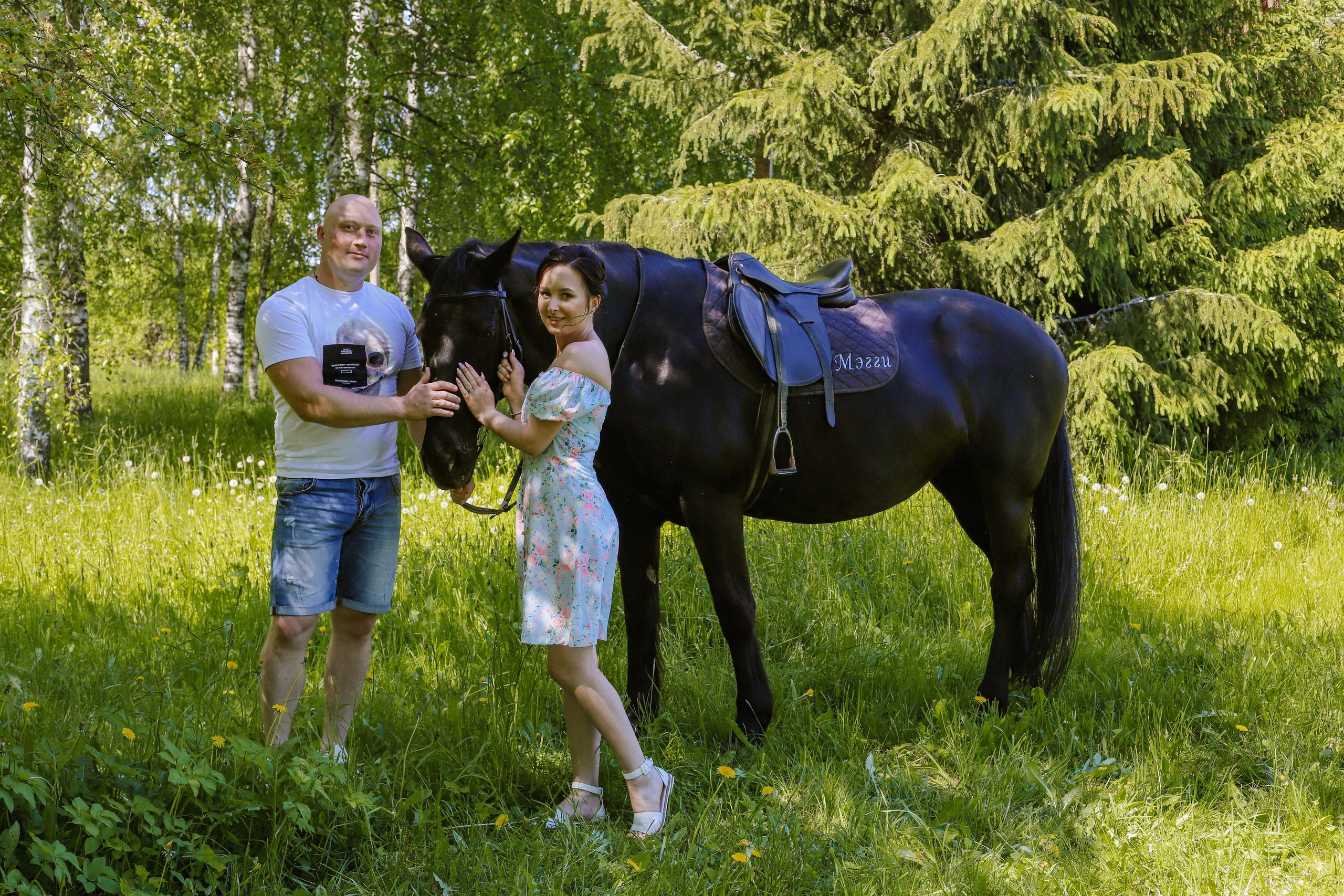 Старая Ладога с лошадью Катя и Сергей. Фотограф и Видеограф в Санкт-Петербурге Алиса Шандрик
