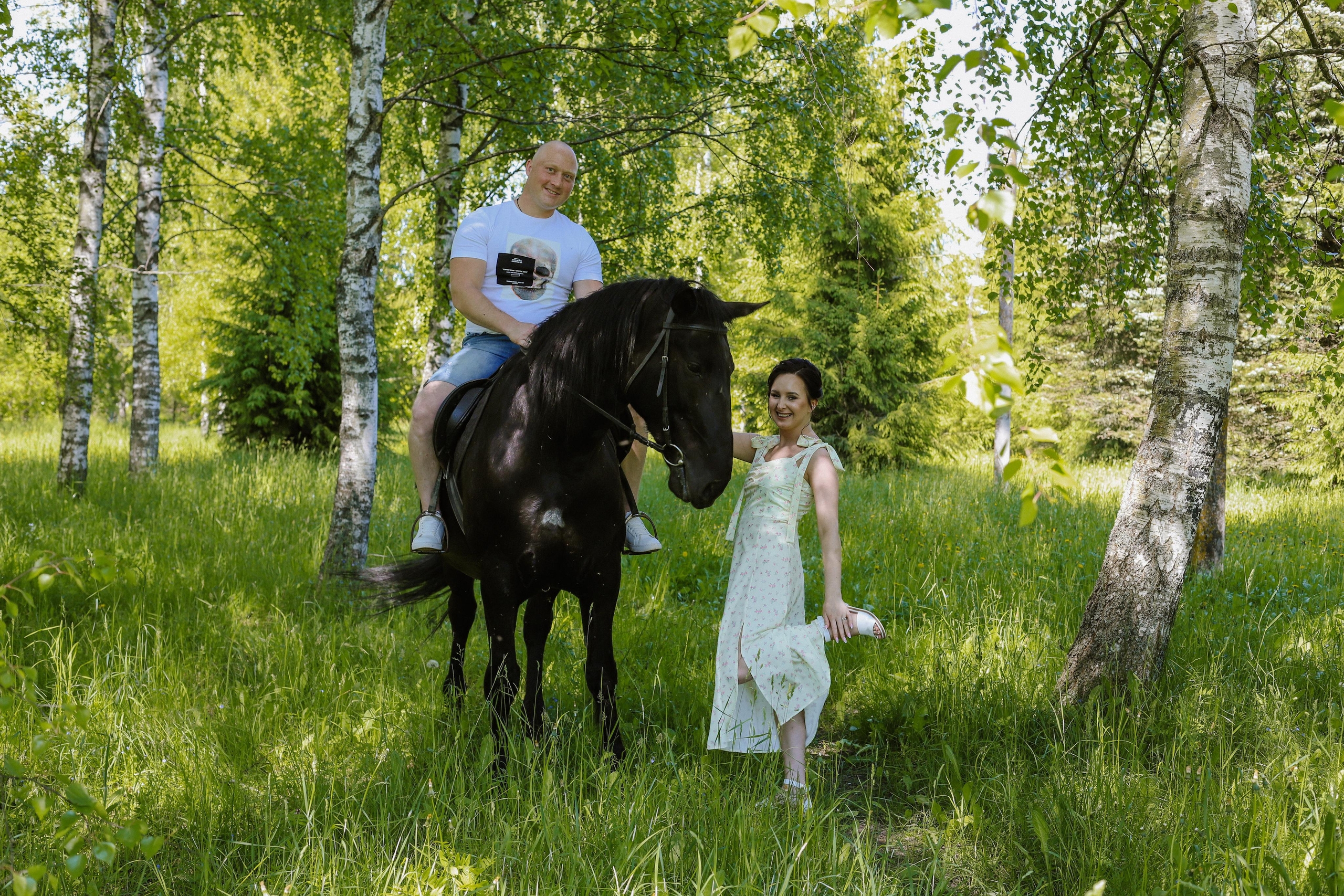 Старая Ладога с лошадью Катя и Сергей. Фотограф и Видеограф в Санкт-Петербурге Алиса Шандрик