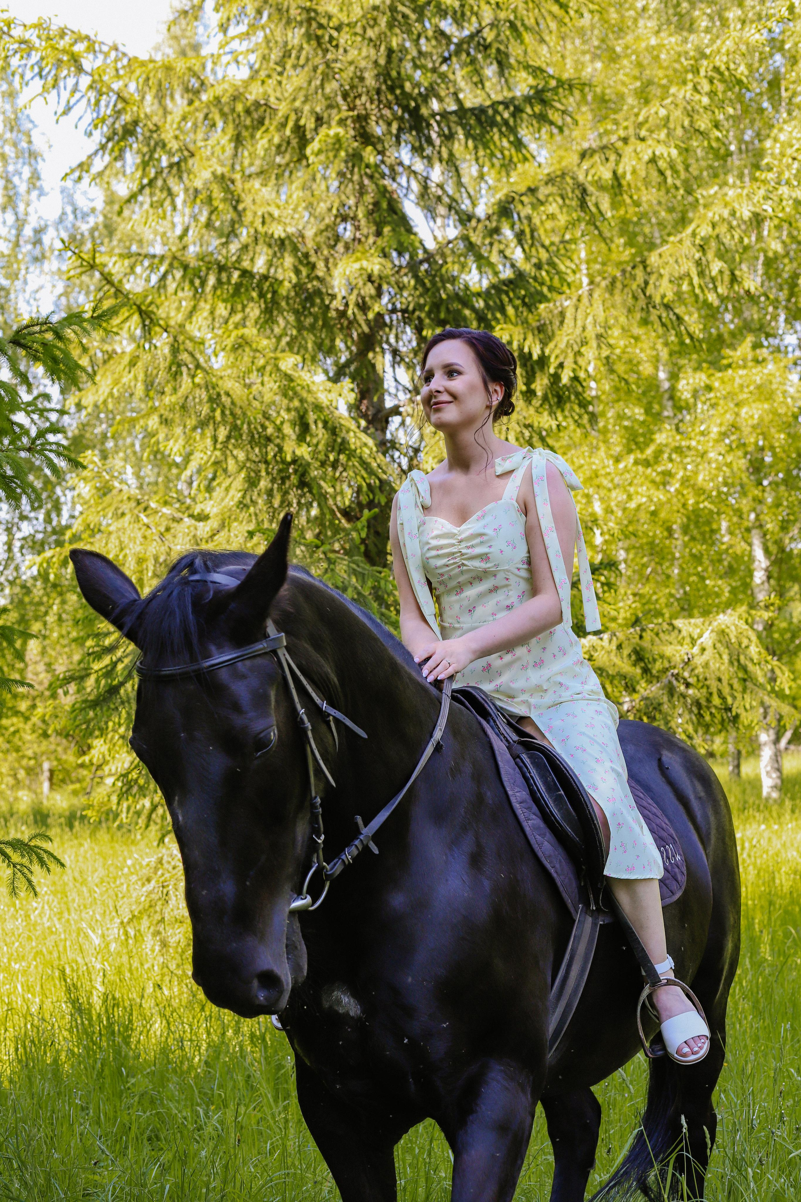 Старая Ладога с лошадью Катя и Сергей. Фотограф и Видеограф в Санкт-Петербурге Алиса Шандрик