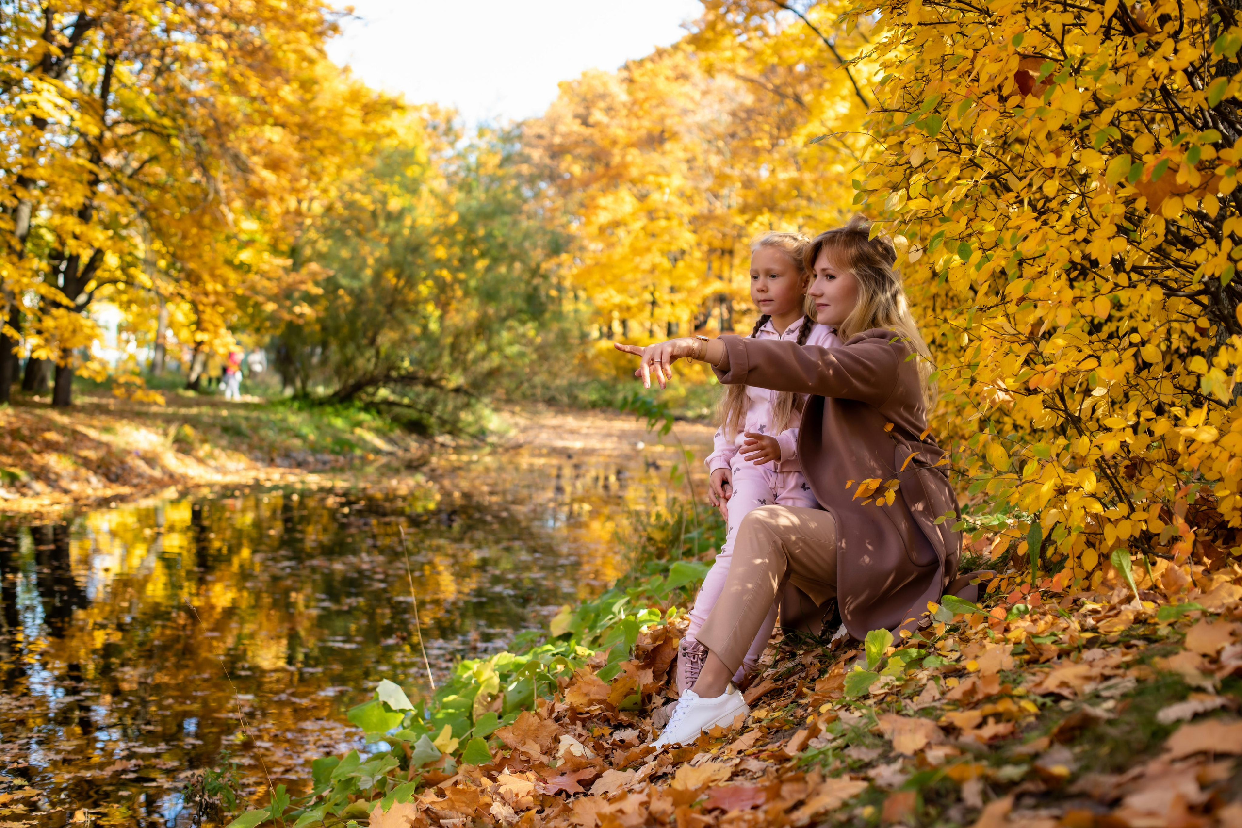 Осень. Парк победы Аня с Лерой. Фотограф и Видеограф в Санкт-Петербурге Алиса Шандрик