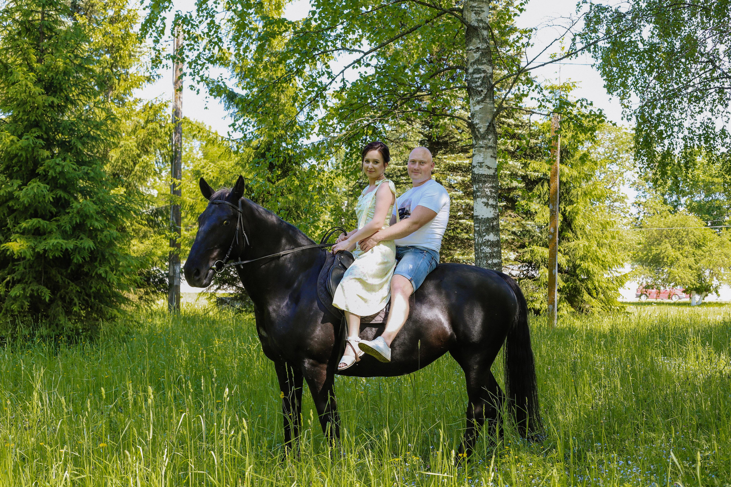 Старая Ладога с лошадью Катя и Сергей. Фотограф и Видеограф в Санкт-Петербурге Алиса Шандрик
