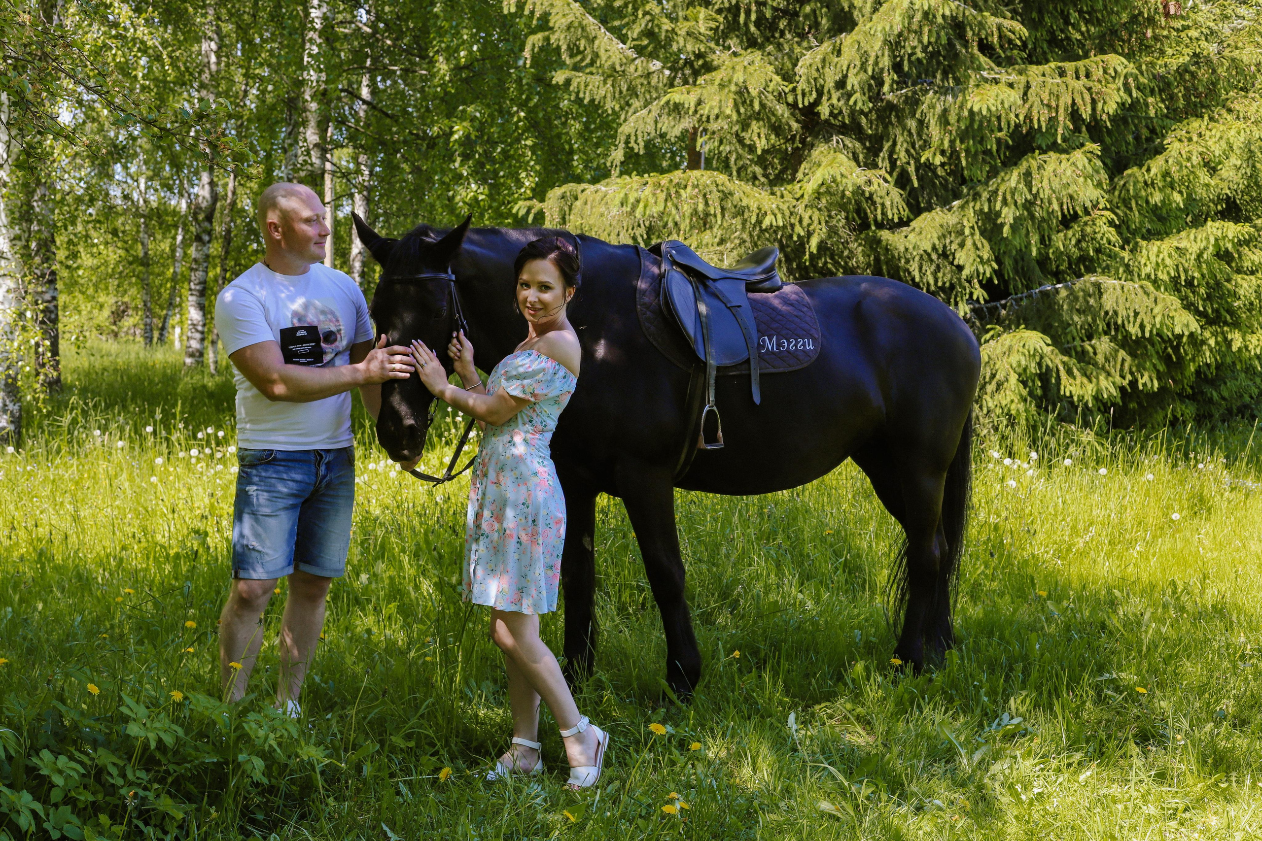 Старая Ладога с лошадью Катя и Сергей. Фотограф и Видеограф в Санкт-Петербурге Алиса Шандрик