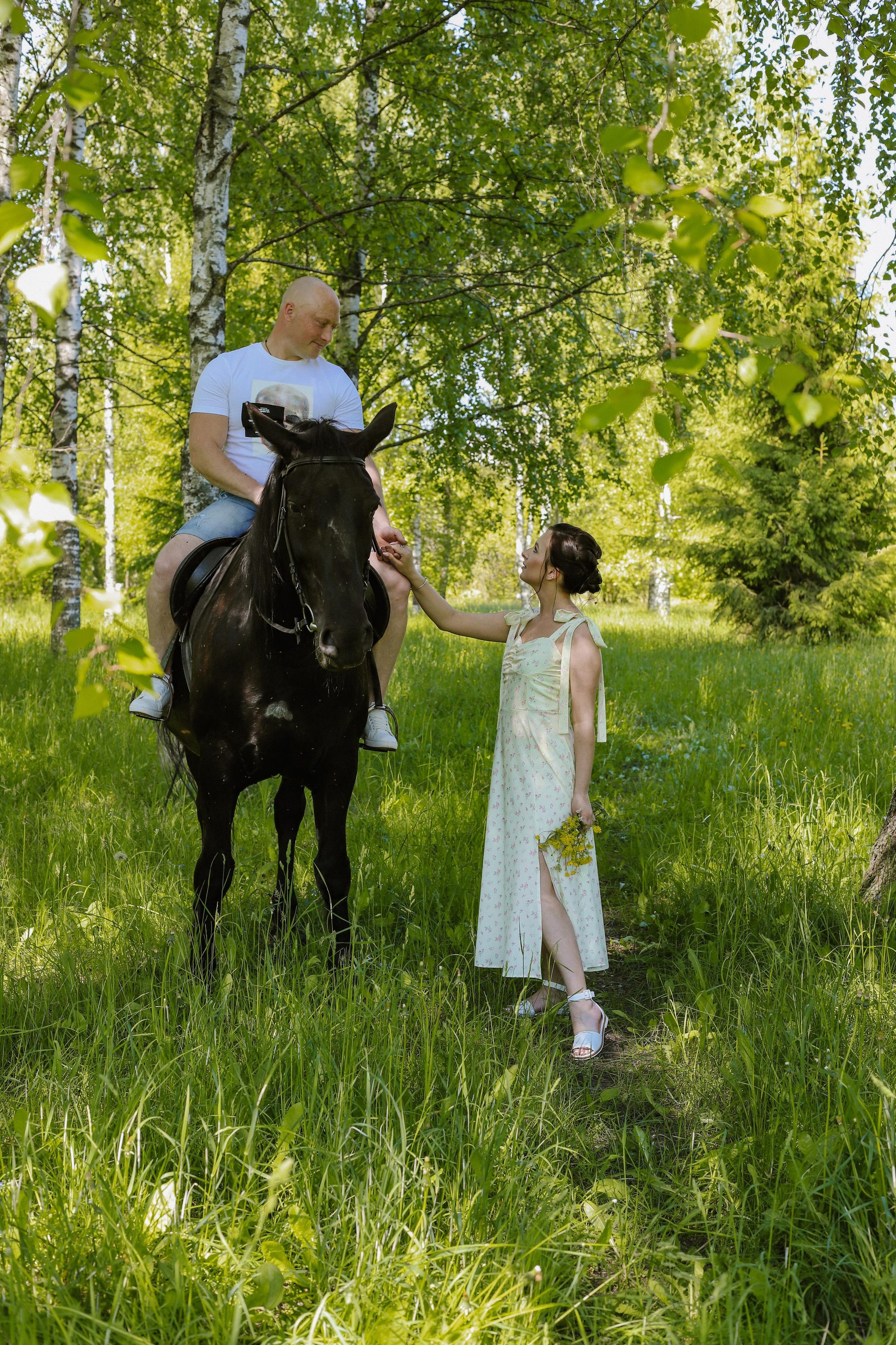 Старая Ладога с лошадью Катя и Сергей. Фотограф и Видеограф в Санкт-Петербурге Алиса Шандрик