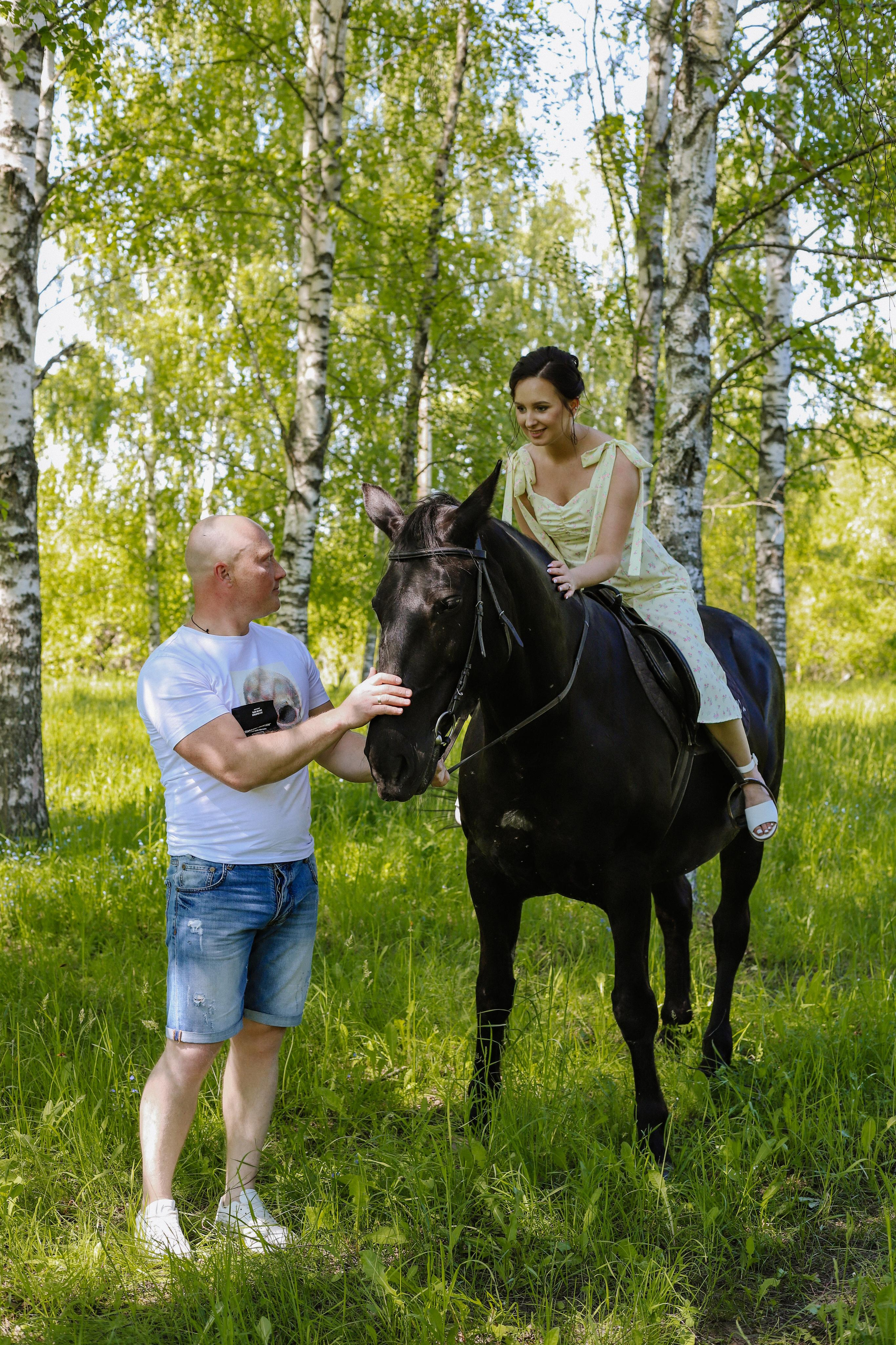 Старая Ладога с лошадью Катя и Сергей. Фотограф и Видеограф в Санкт-Петербурге Алиса Шандрик