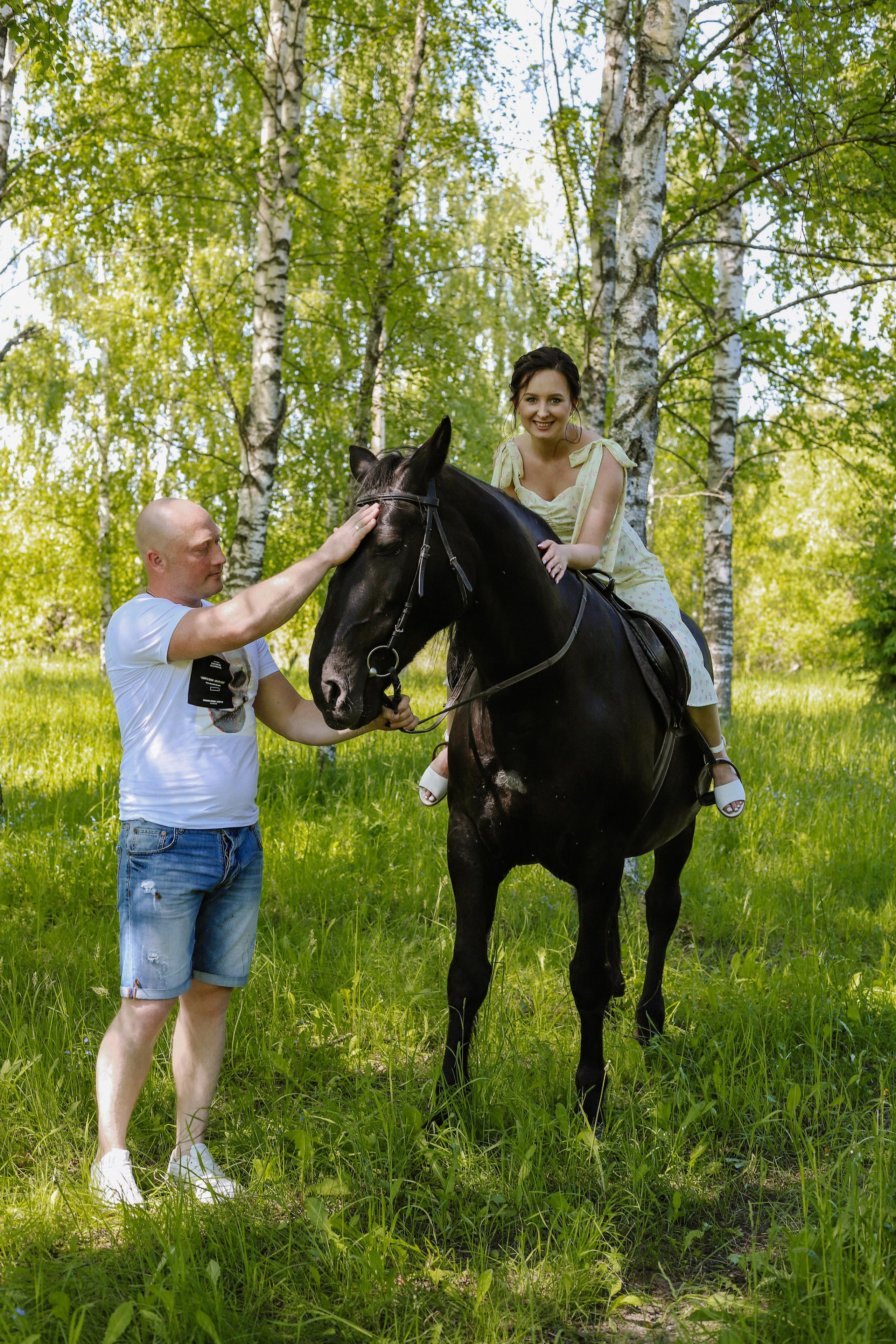 Старая Ладога с лошадью Катя и Сергей. Фотограф и Видеограф в Санкт-Петербурге Алиса Шандрик