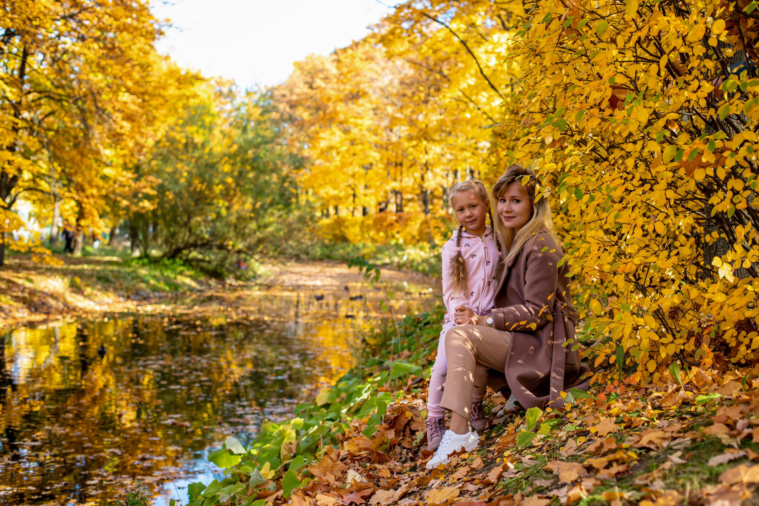 Осень. Парк победы Аня с Лерой. Фотограф и Видеограф в Санкт-Петербурге Алиса Шандрик