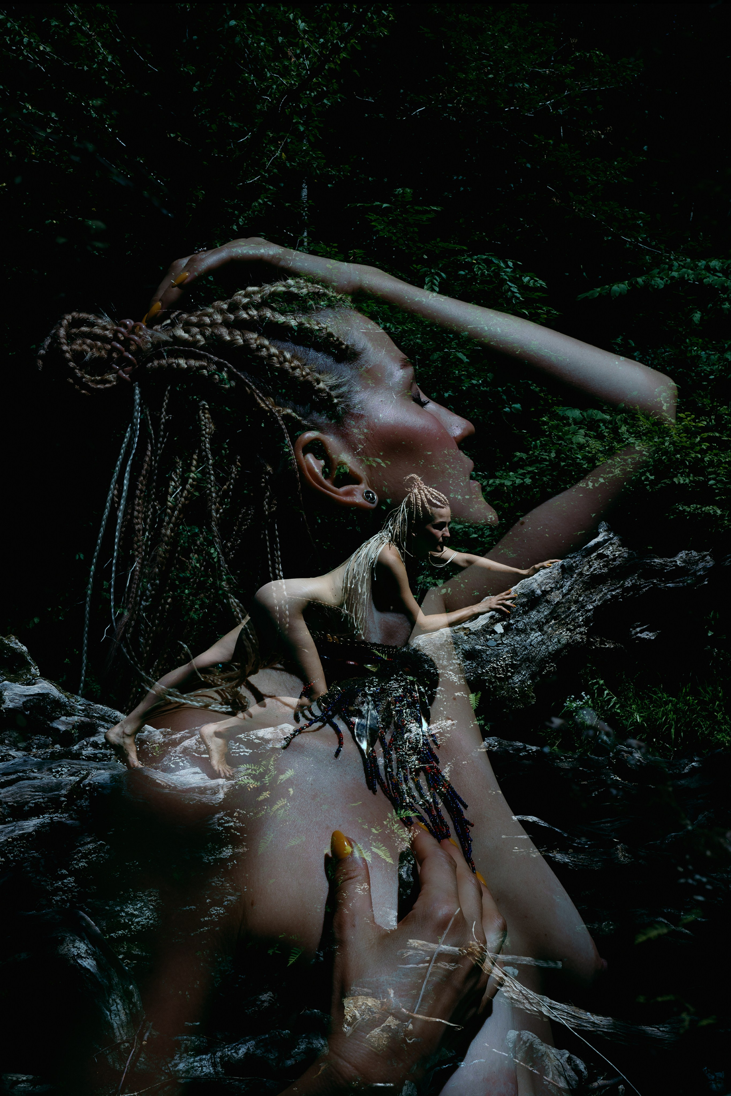 Фотоснимок в виде двойной экспозиции девушки на природе