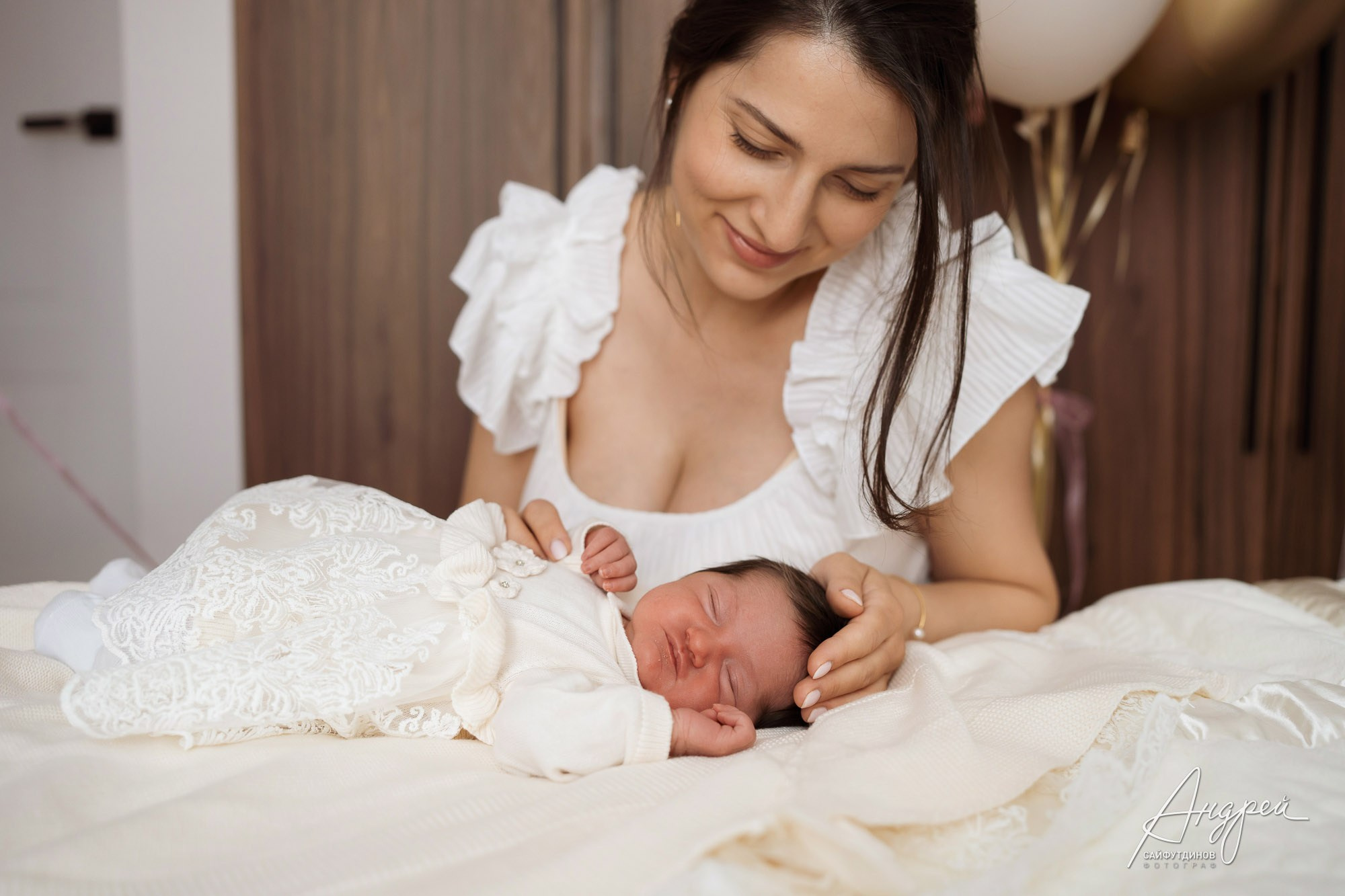 Мама с новорожденной дочкой дома в день выписки из роддома, Ростов-на-Дону, фотосессия новорожденного.