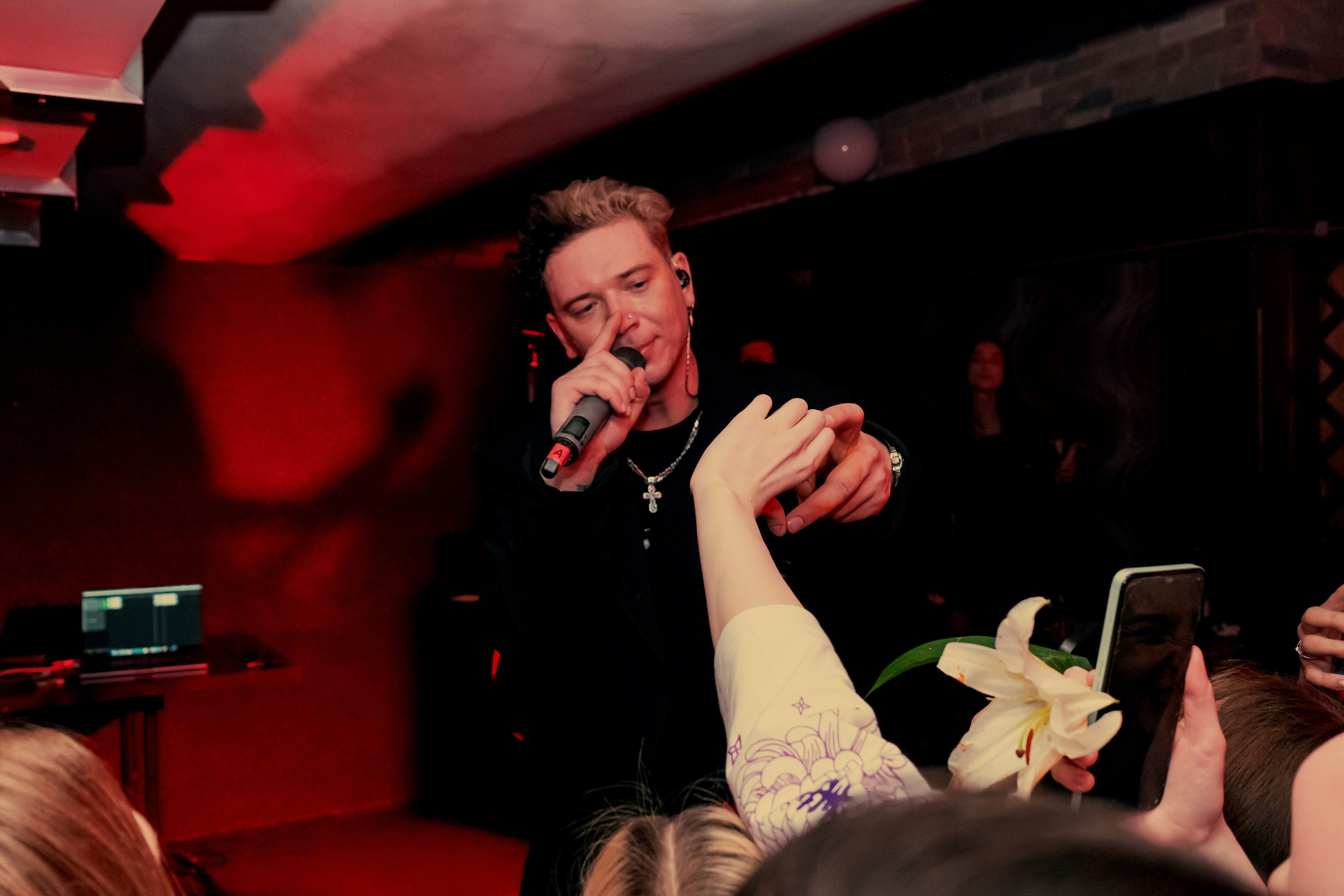 Playingtheangel. Уфа. Маленький зал, красный свет, мощный звук. Фотограф Гильмутдинов Руслан