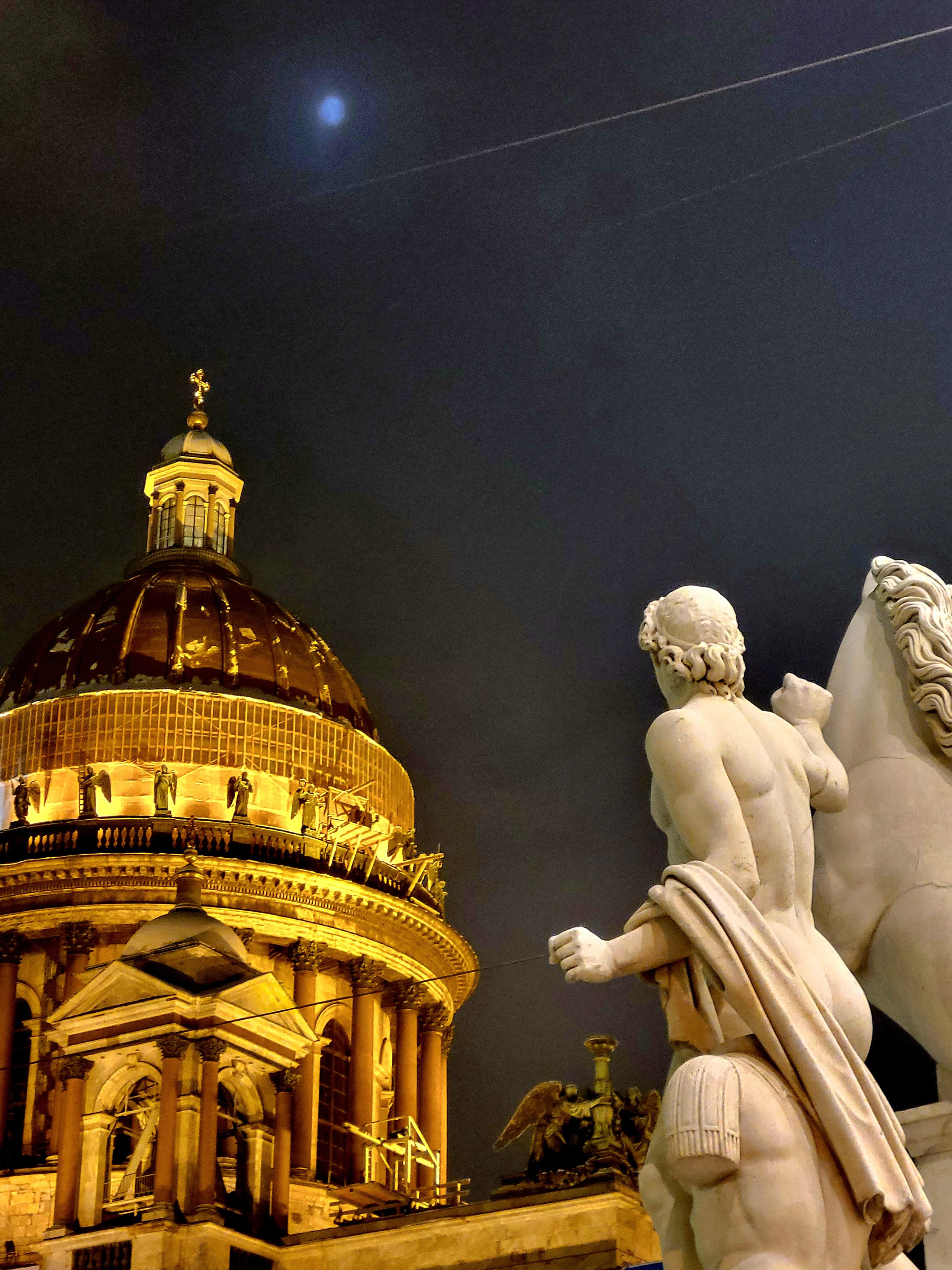 Луна, Исаакий