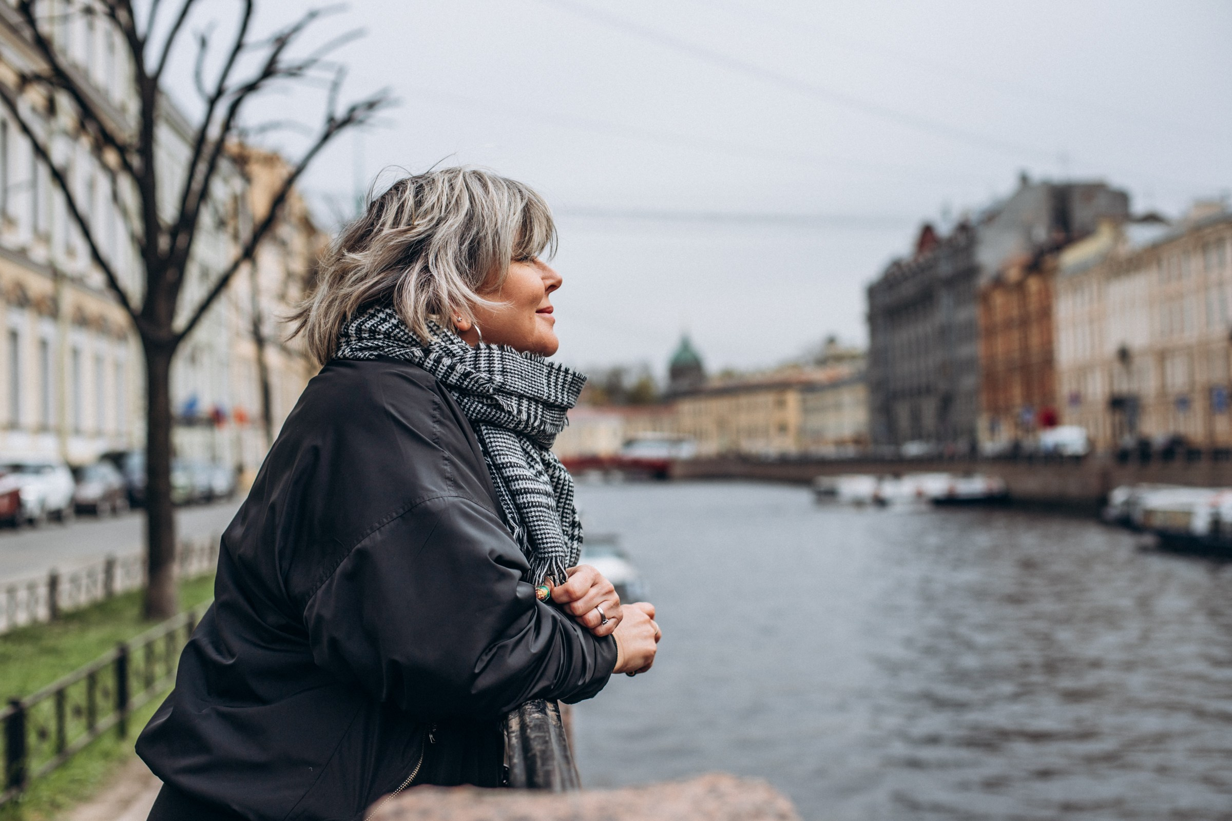Ольга и Варвара в мае. Фотопрогулка в Петербурге. Индивидуальный и семейный фотограф в Санкт-Петербурге