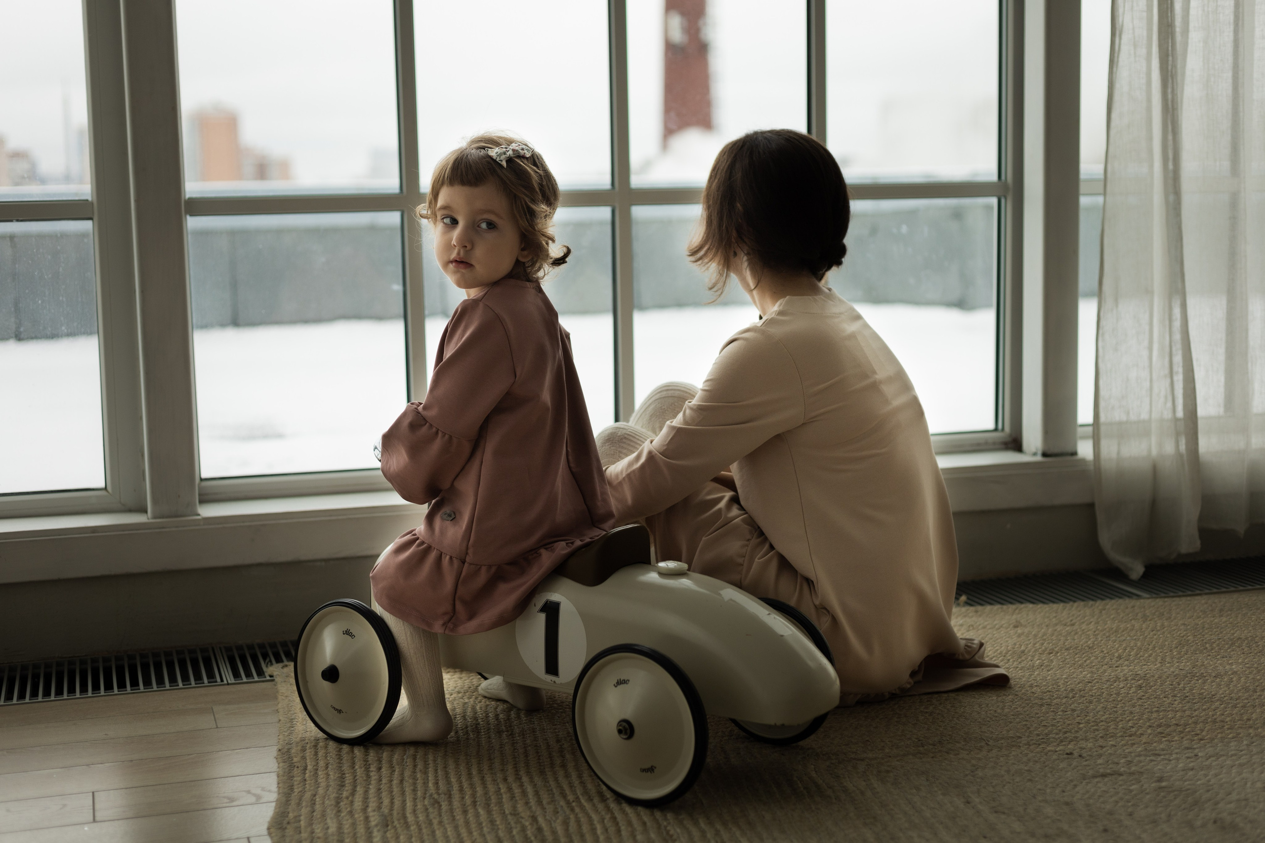 Аксинья и Нина готовят вместе печенье. Студийная фотосессия мамы и дочки в lifestyle стиле. Семейный и детский фотограф в Санкт-Петербурге Павлова Елена