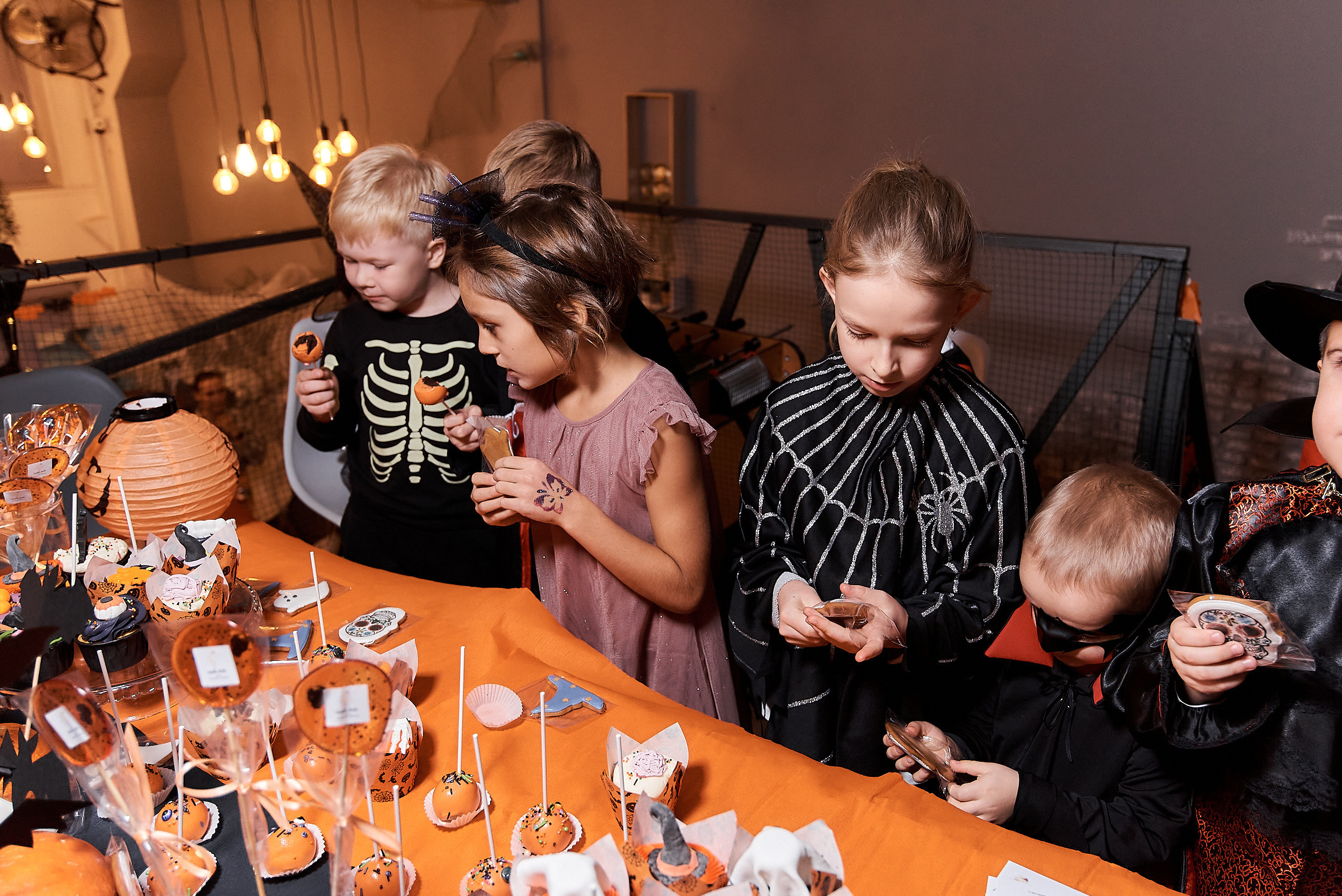 Хеллоуинская вечеринка в лофте. Фотограф Москва Софа Ревчук