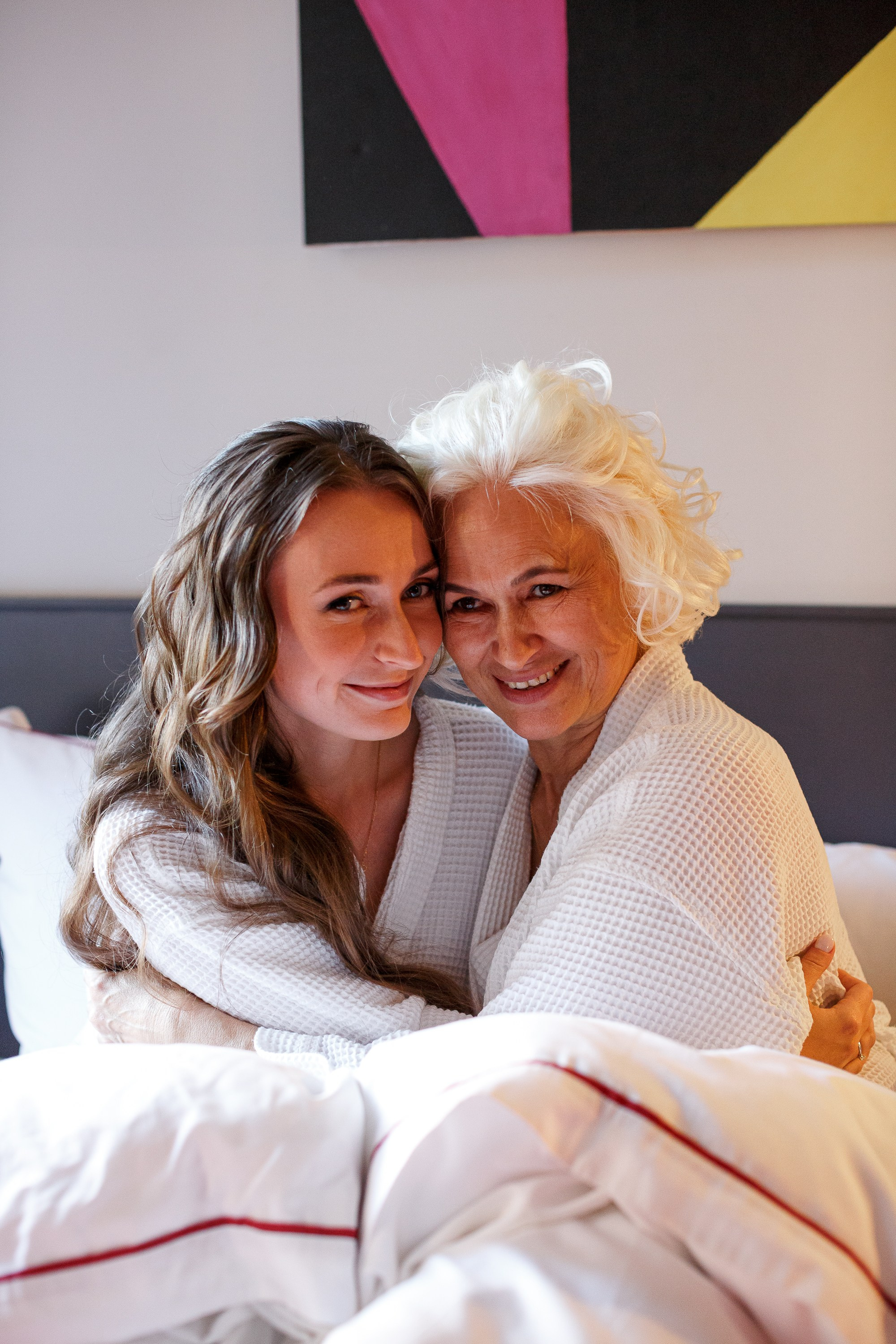 Сборы невесты и жениха в Sands Rooms. Мама и дочь.