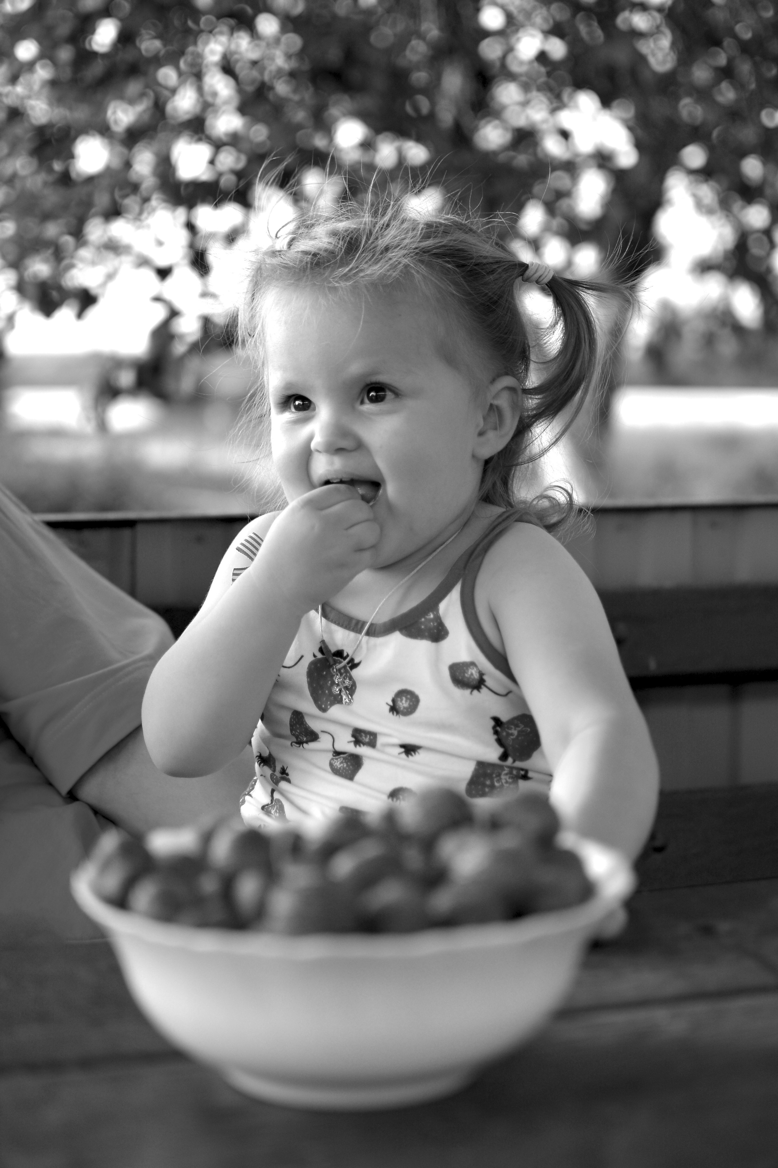 Полина с клубникой. Семейный и детский фотограф в городе Грязи Олеся Огурцова