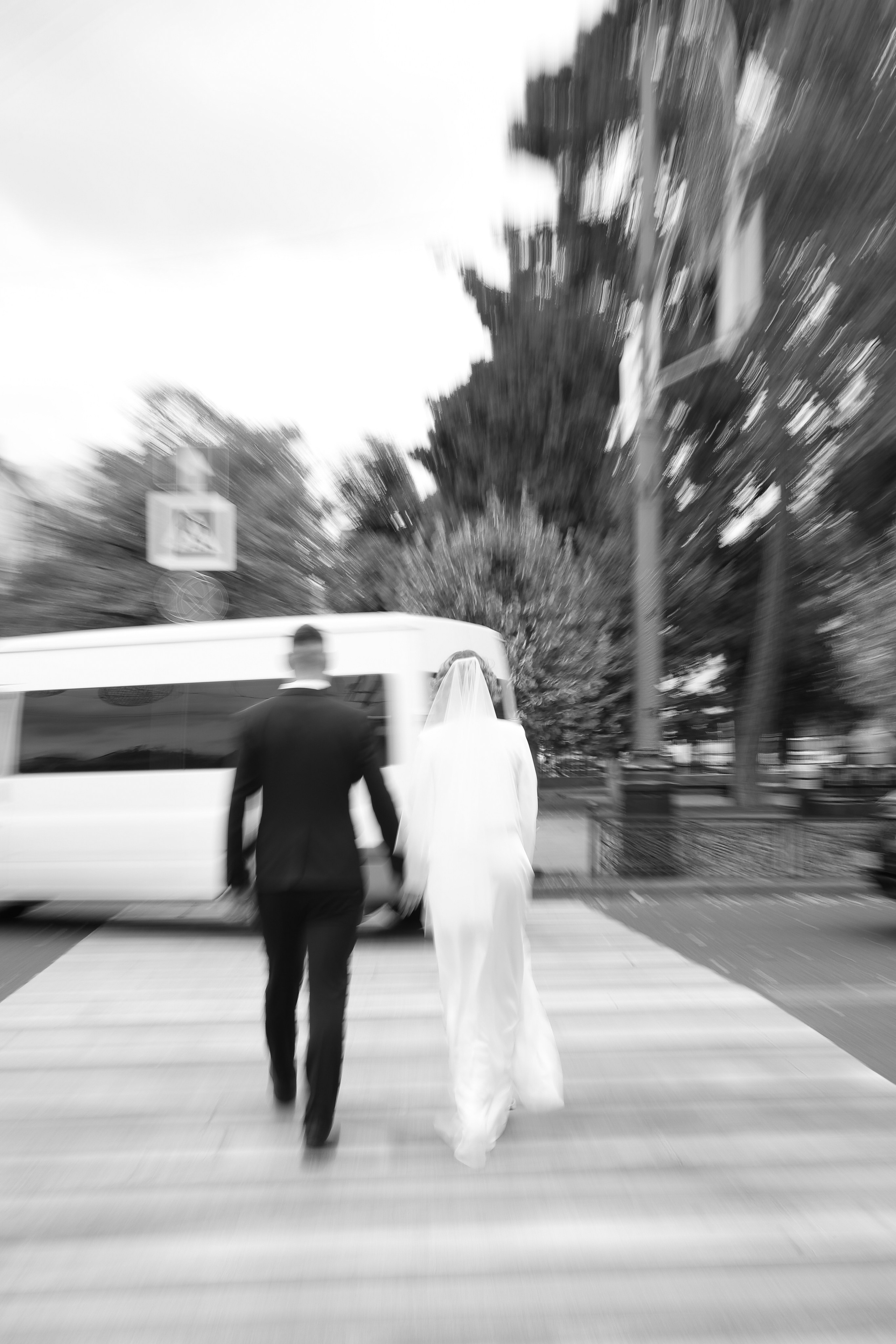 Свадебная прогулка в Екатерининском сквере 25.10.2024. Свадебный и семейный фотограф Виолетта Сидельникова. Краснодар, Россия, Беларусь, Европа