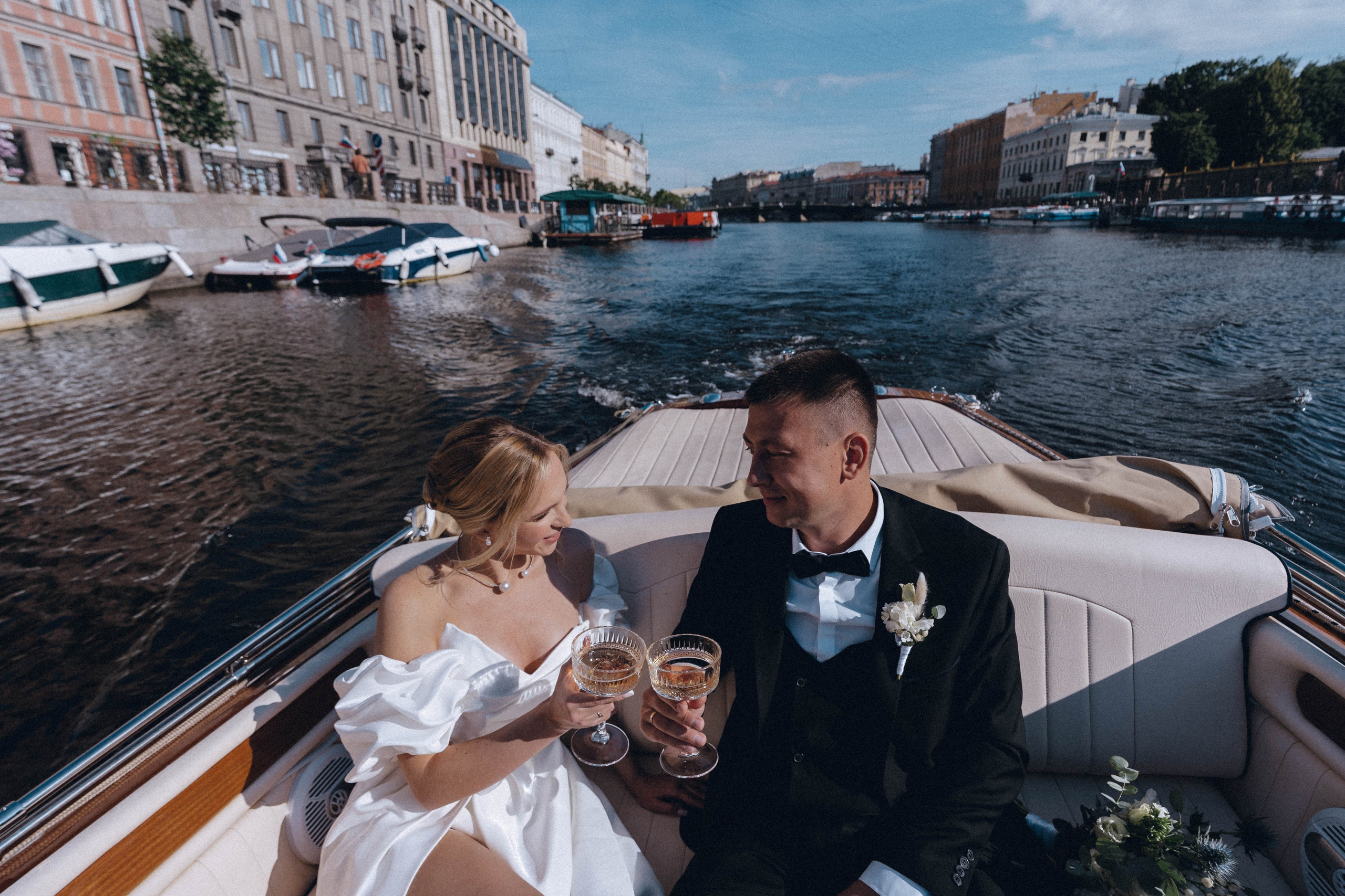 СВАДЕНБНАЯ СЬЕМКА НА КАТЕРЕ ПО КАНАЛАМ САНКТ-ПЕТЕРБУРГА И В АКВАТОРИИ НЕВЫ. Профессиональный фотограф, Санкт-Петербург — Виктория Богомолова
