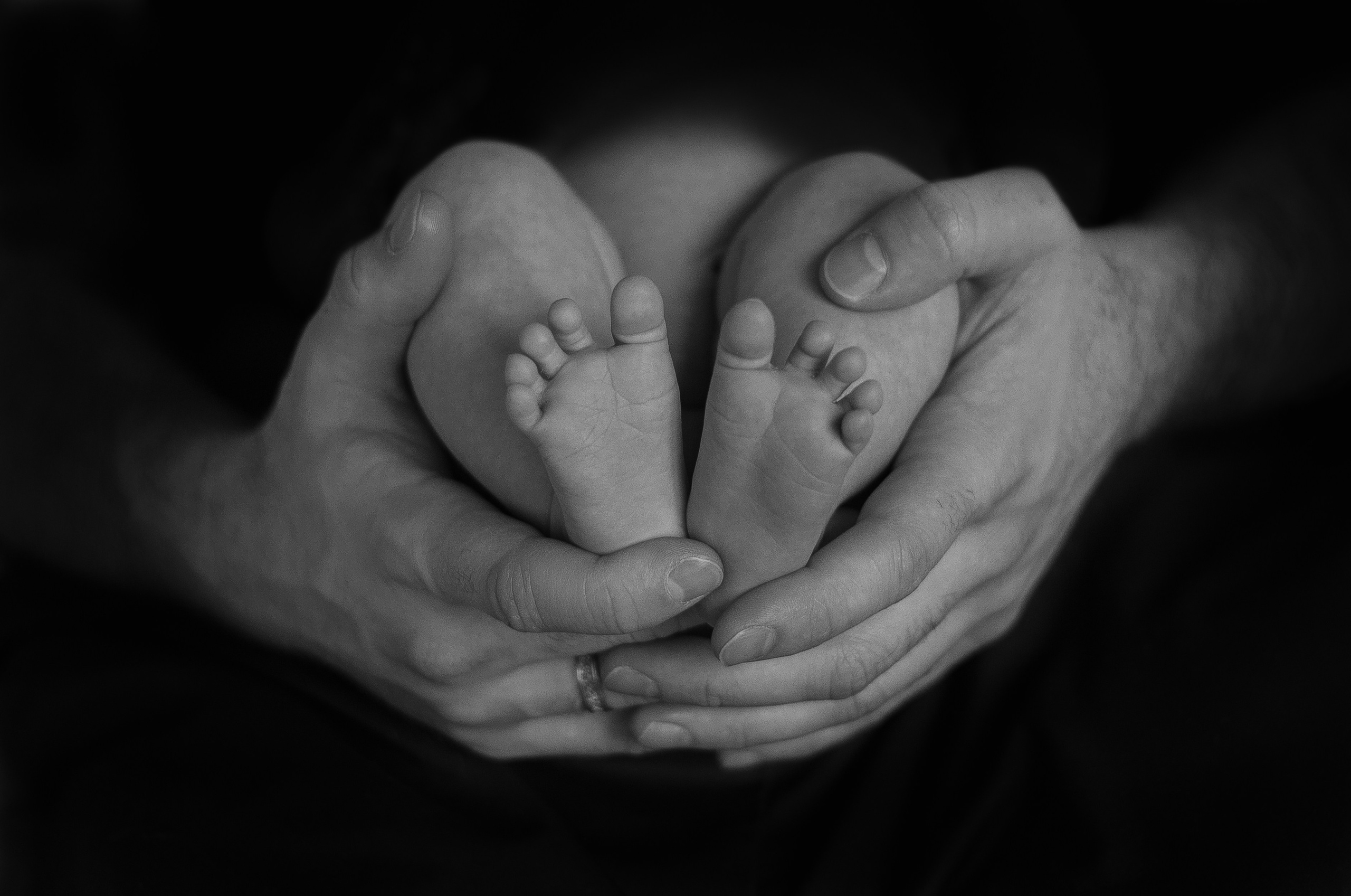 Таинственные чёрно-белые снимки новорождённых крох и кадры с руками родителей