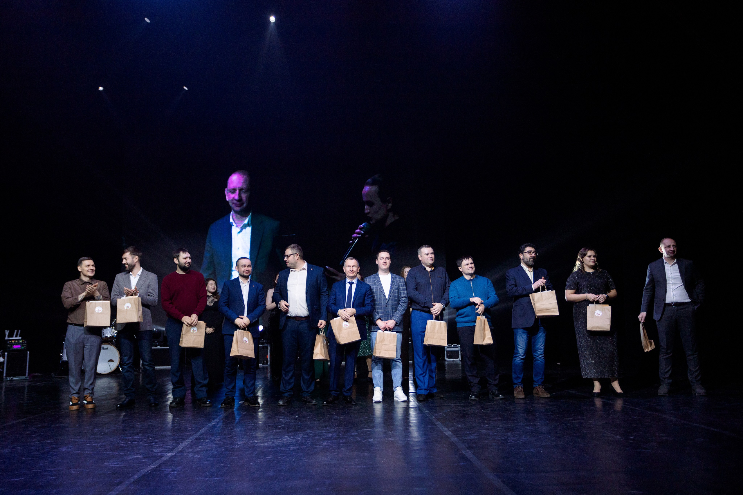 РЕПОРТАЖ: НОВЫЙ ГОД В ДК МЕТАЛЛУРГ. Профессиональный фотограф в Ижевске Леша Петров