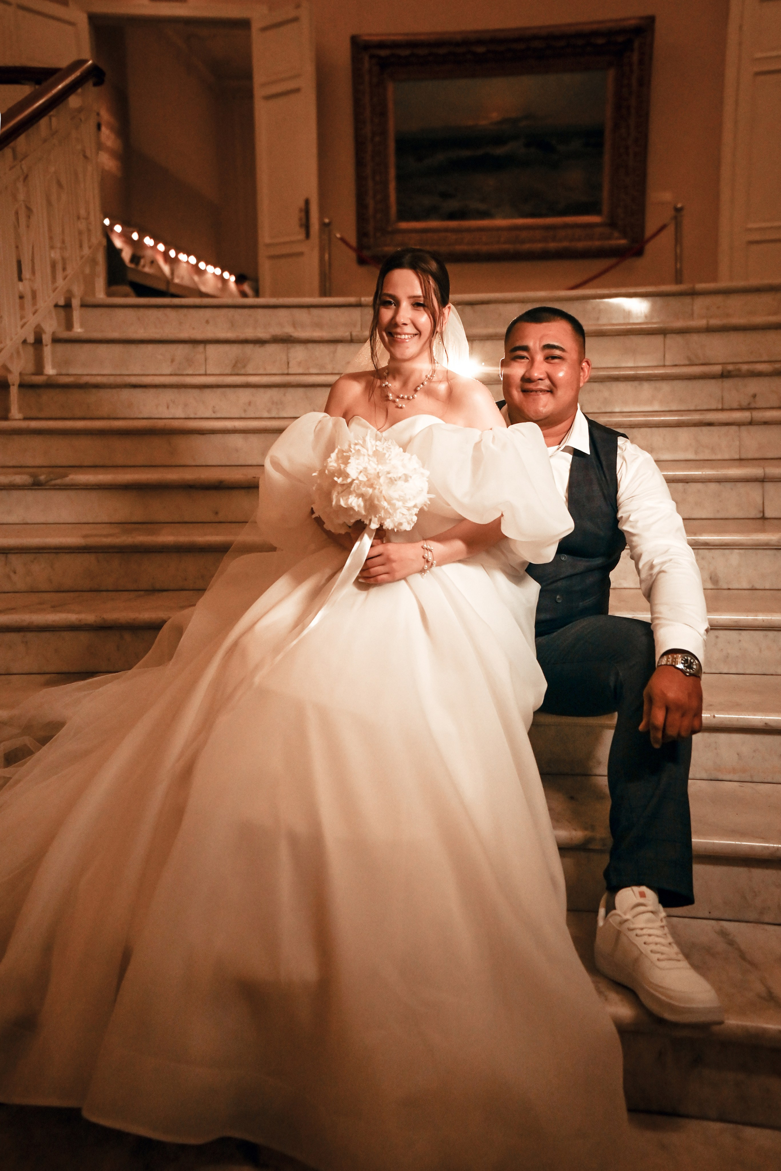 Небольшая свадебная серия в музее и прогулкой под дождем Эльмиры и Ризата. Свадебный, семейный, детский, контент фотограф в Омске Максим Ильин