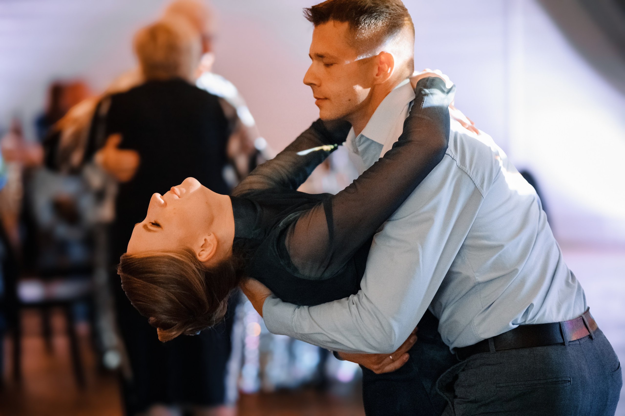 Светлый, просторный шатер, в котором проходит свадебное торжество и танцуют гости