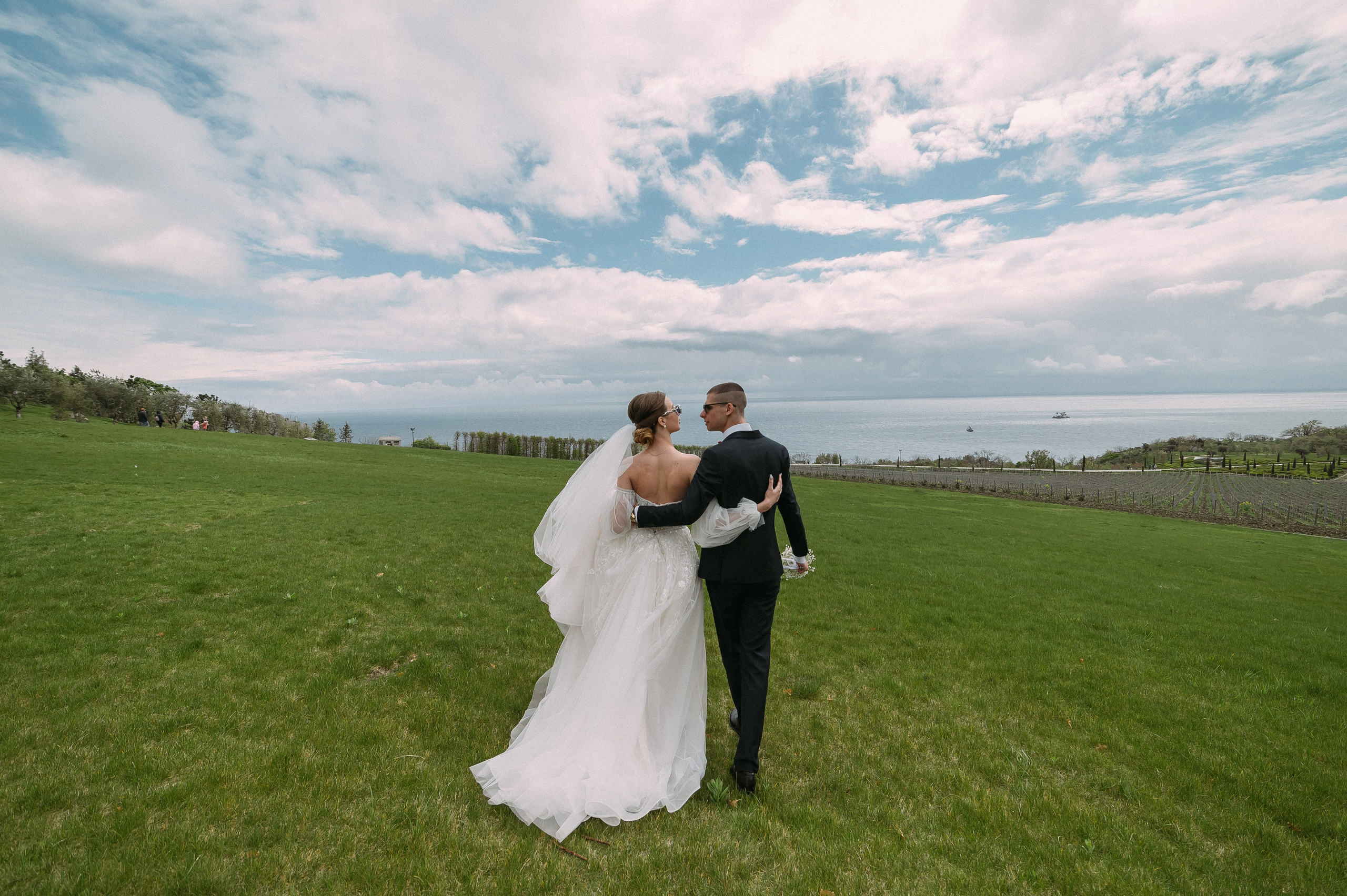 Свадебное утро и прогулка красивой яркой пары. Свадебный и семейный фотограф в Симферополе Дарья Маркова