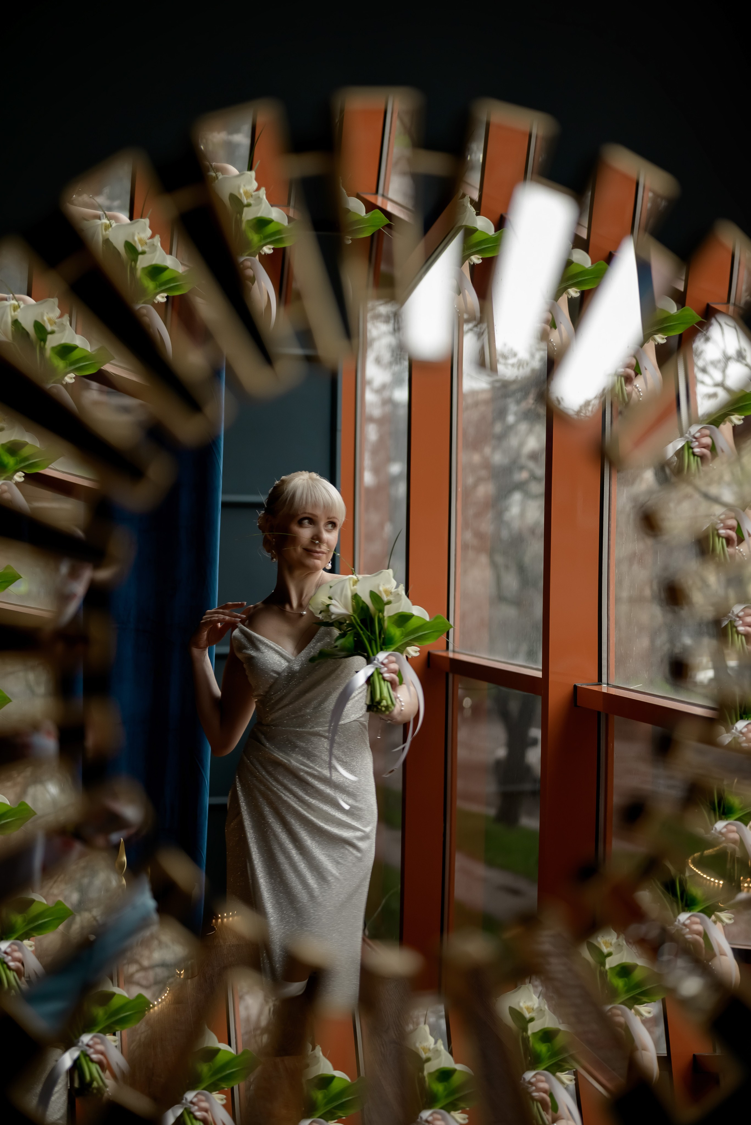 Свадебная фотосессия в синем зале. Юлия Басня семейный и свадебный фотограф в Донецке