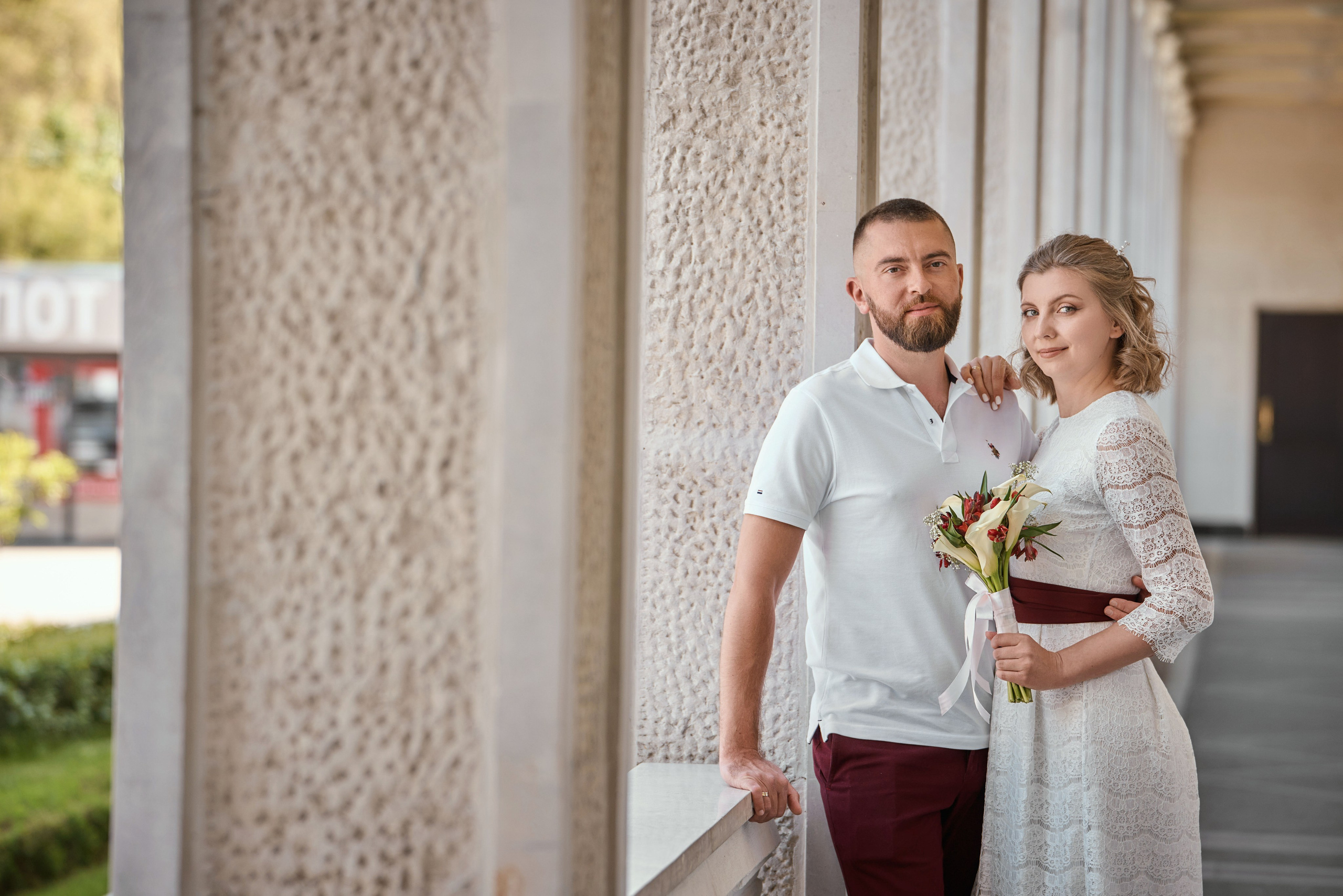 портрет по пояс жениха и невесты у здания Речного вокзала в Москве