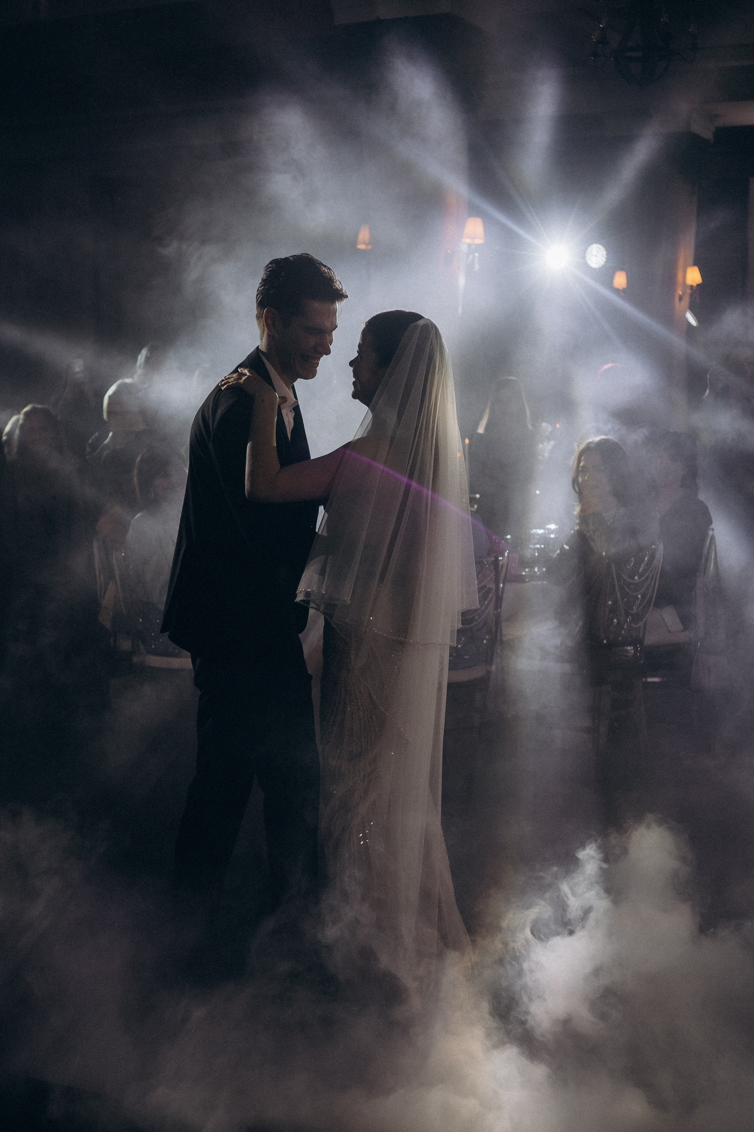 ПЕРВЫЙ ТАНЕЦ МОЛОДЫХ НА БАНКЕТЕ. ТРОГАТЕЛЬНЫЙ МОМЕНТ (СНЯТО В СИБИРЕ В НИЖНЕВАРТОВСКЕ). Профессиональный фотограф, Санкт-Петербург — Виктория Богомолова