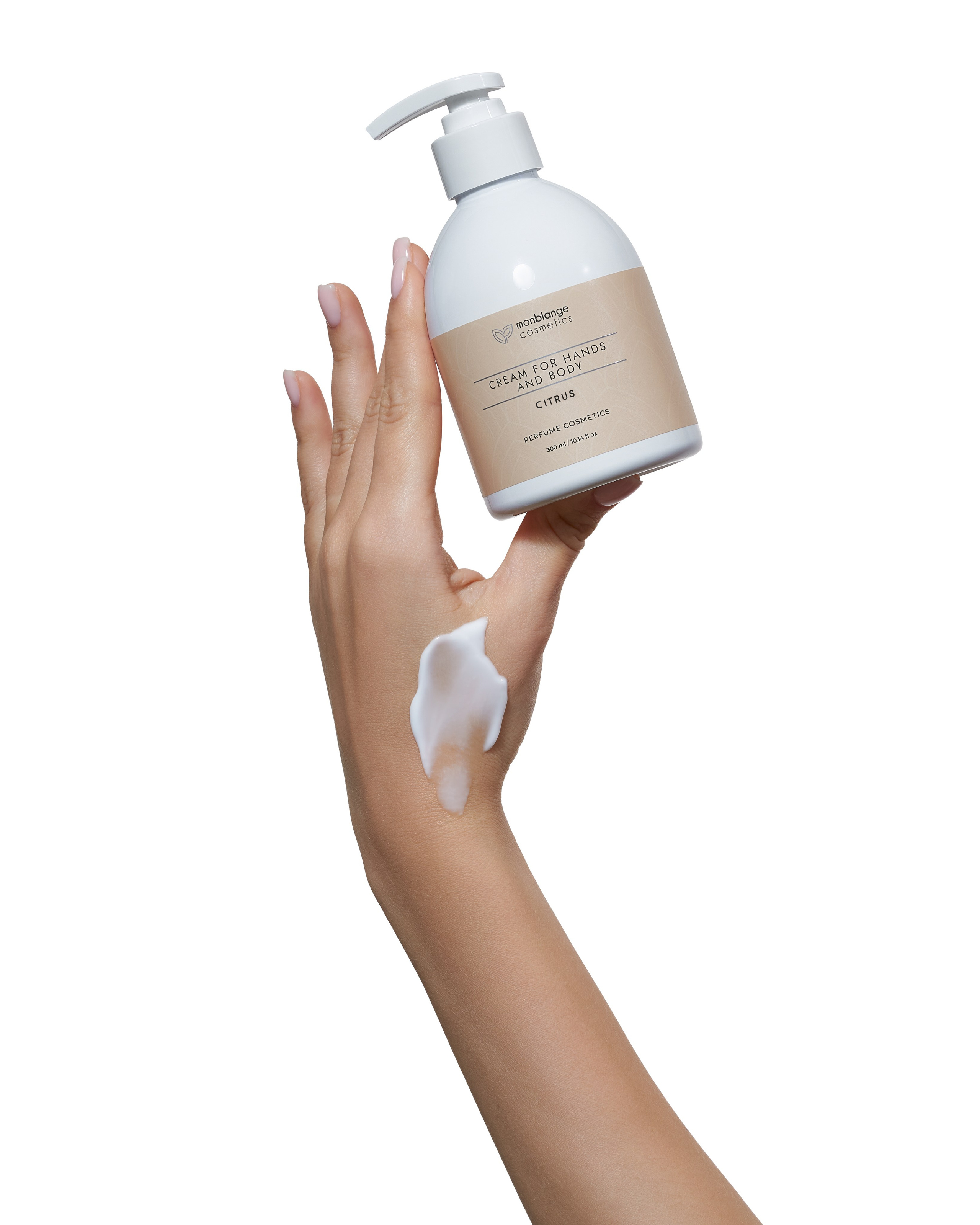 Рука со свотчем крема держит флакон