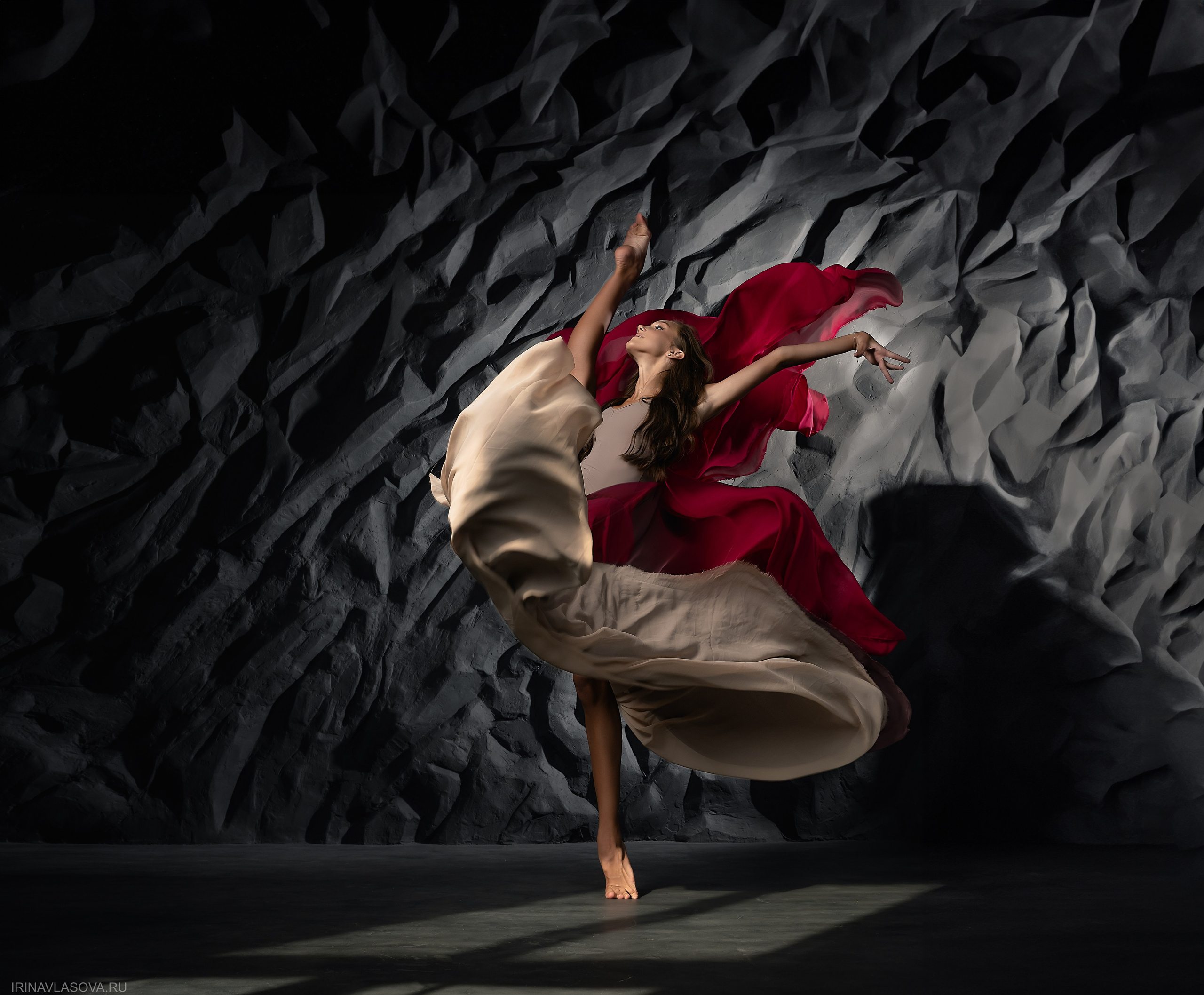 шикарная фотосесия для гимнастки с летящими тканями