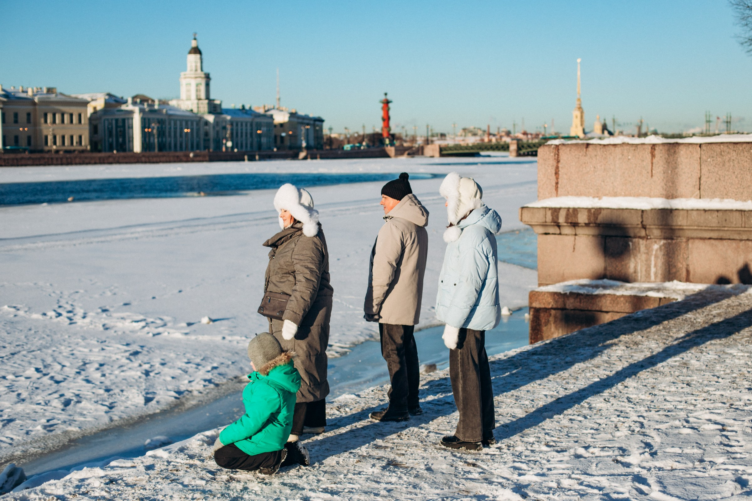 Анна с семьей в феврале. Фотопрогулка в Петербурге. Индивидуальный и семейный фотограф в Санкт-Петербурге