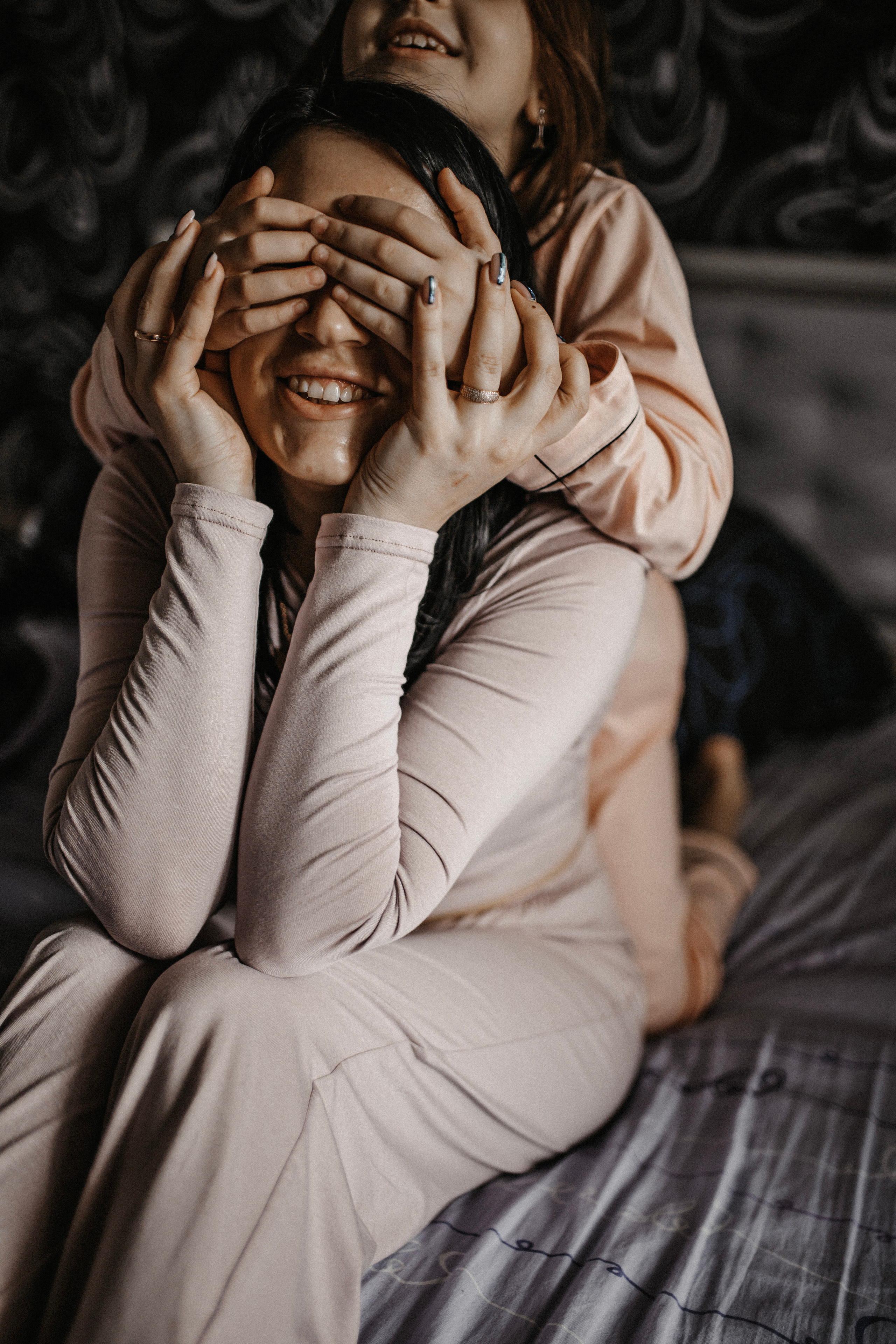 игра в жмурки с мамой и дочерью