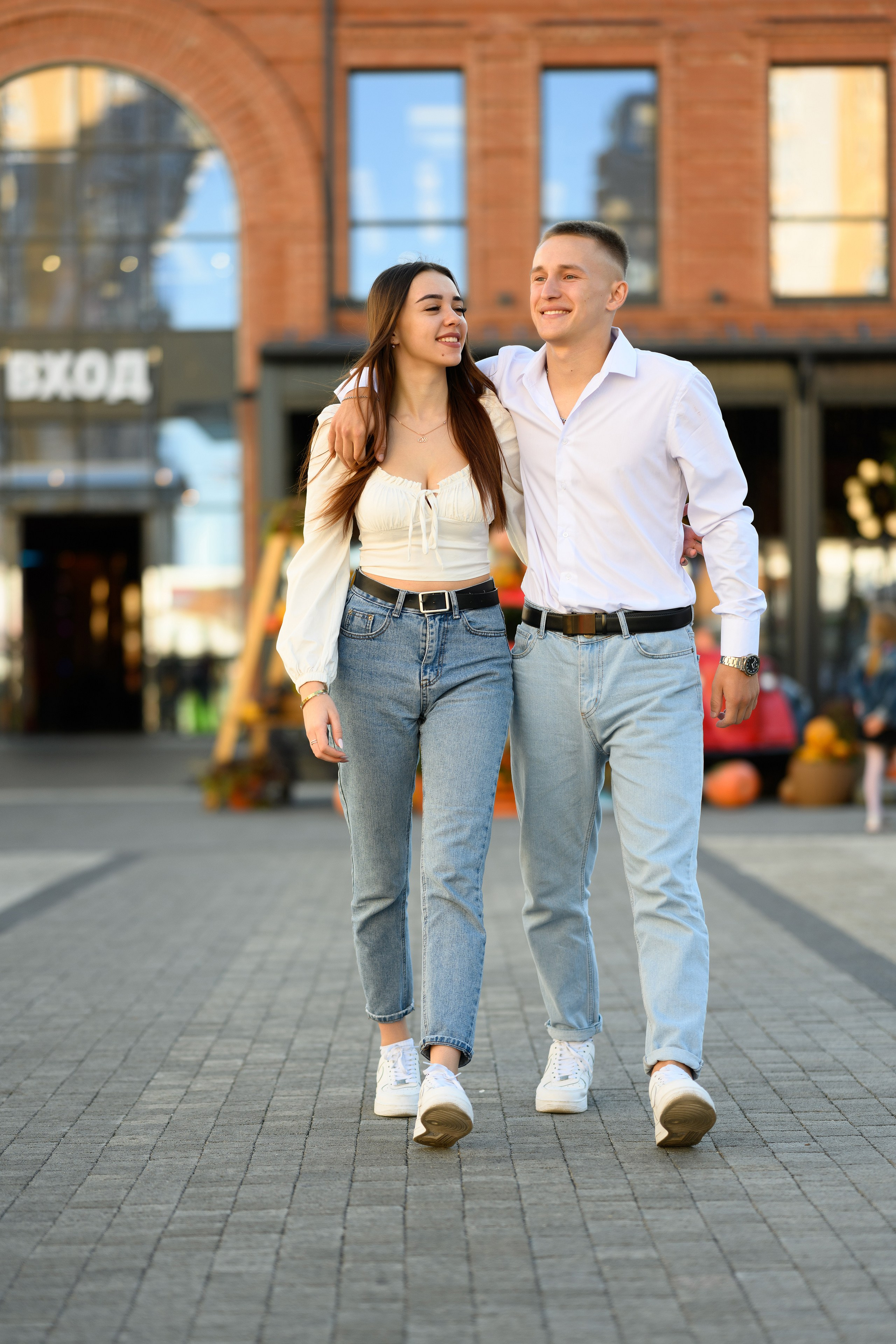 Влюбленная пара идет по ТК "Центра города", Краснодар.