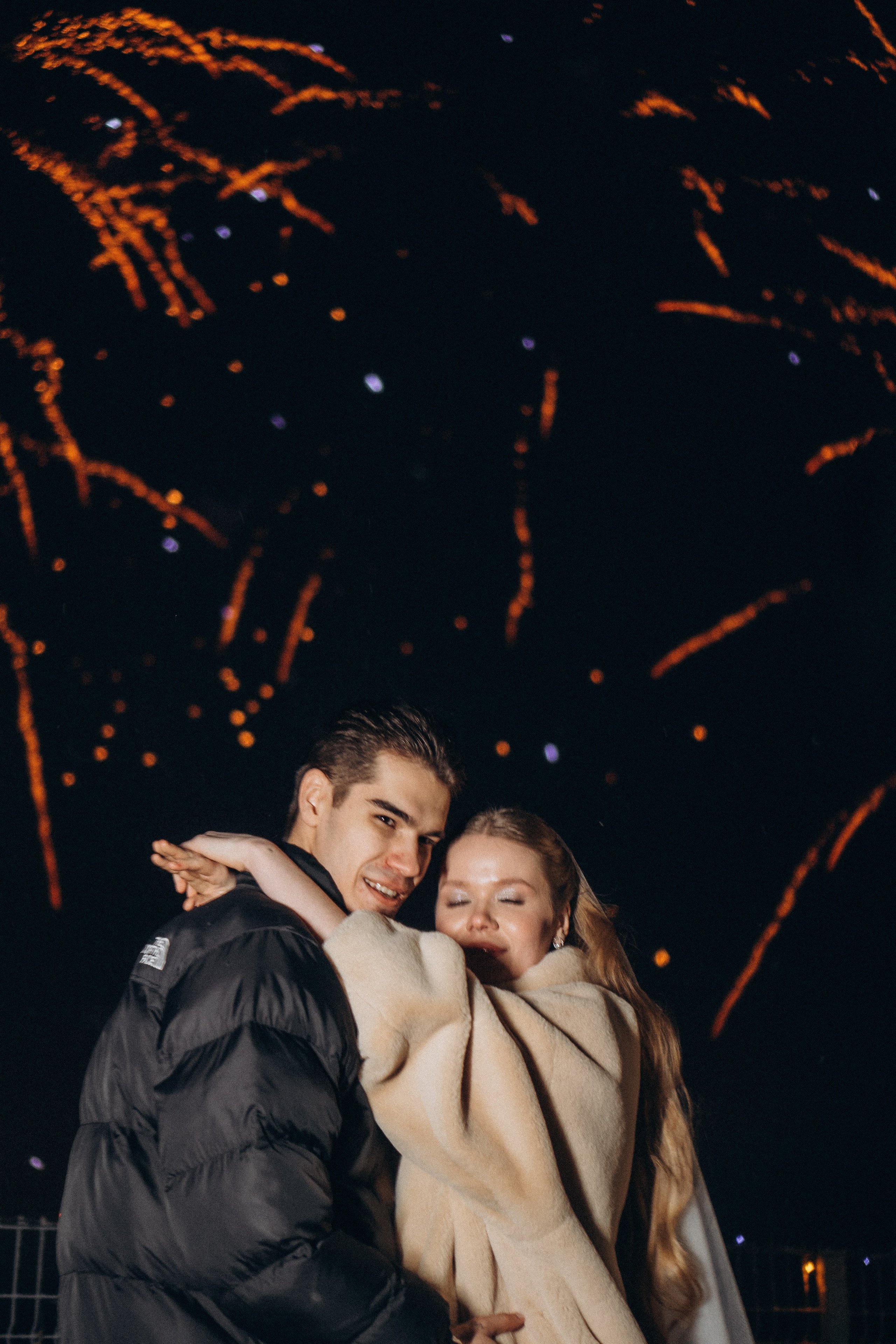 САЛЮТ НА СВАДЕБНОЙ ЦЕРЕМОНИИ (СНЯТО В СИБИРЕ В НИЖНЕВАРТОВСКЕ). Профессиональный фотограф, Санкт-Петербург — Виктория Богомолова