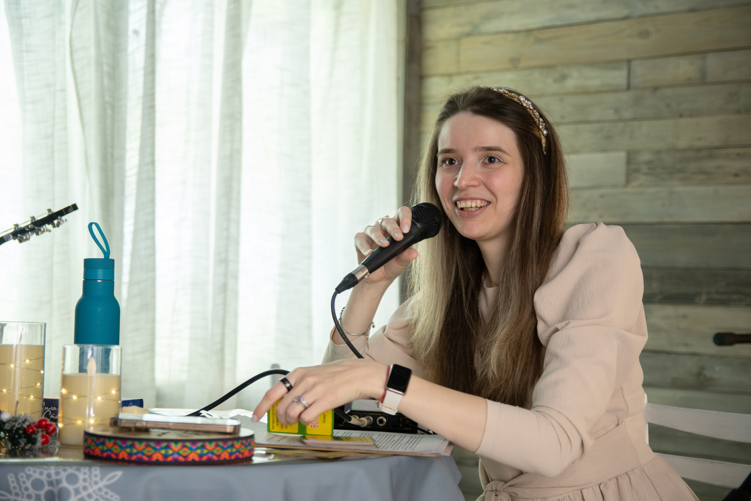 Музыкально-поэтический перфоманс на некорпоративе «Мы больше этой суеты». Репортажный фотограф в Москве Legiodot