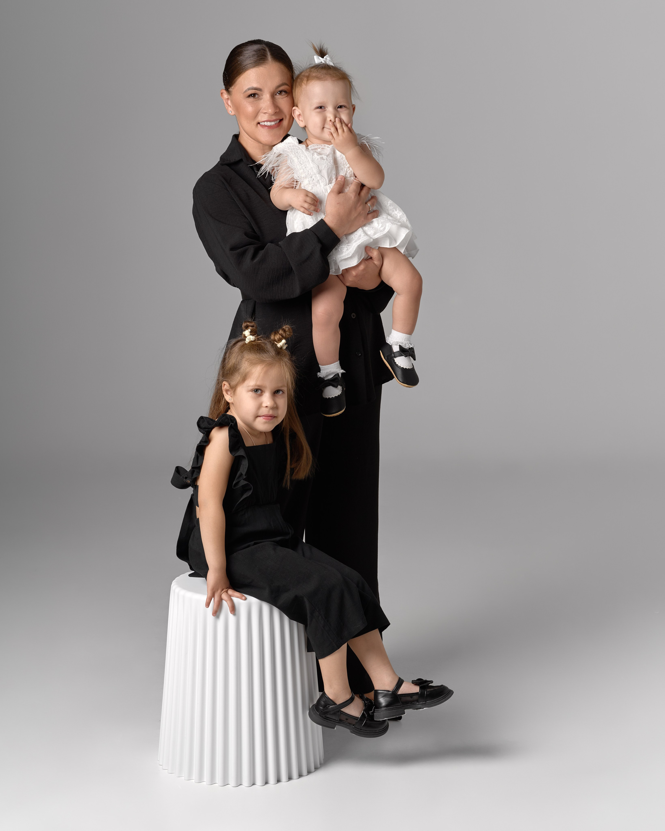 Семейная фотосессия в студии с импульсным светом