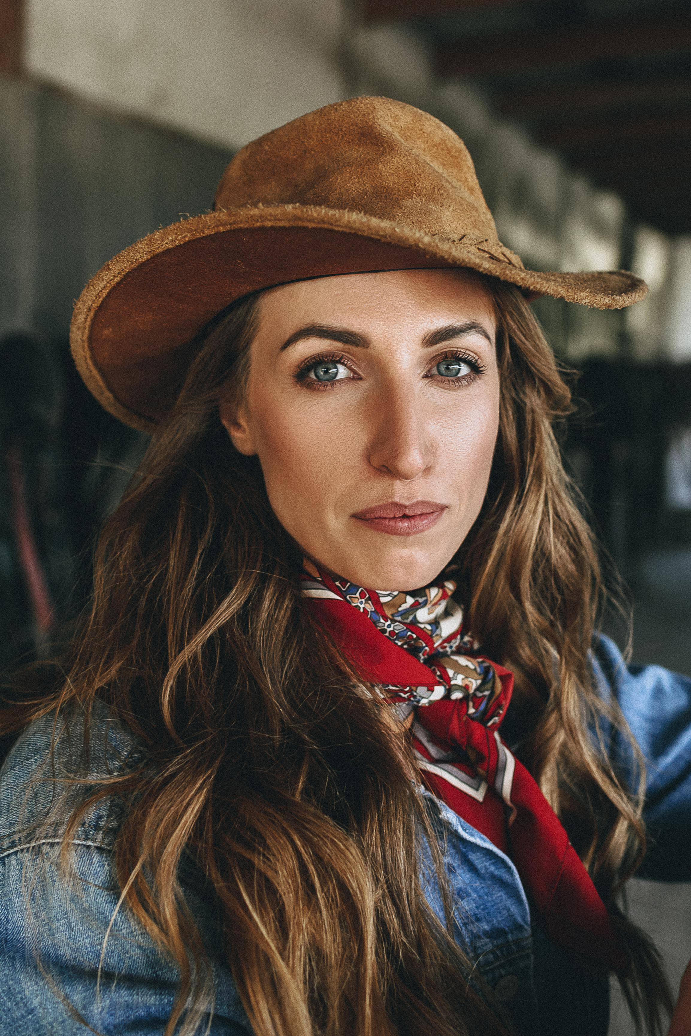 Портрет девушки в шляпе с красным платком повязанным на ее шеи. 