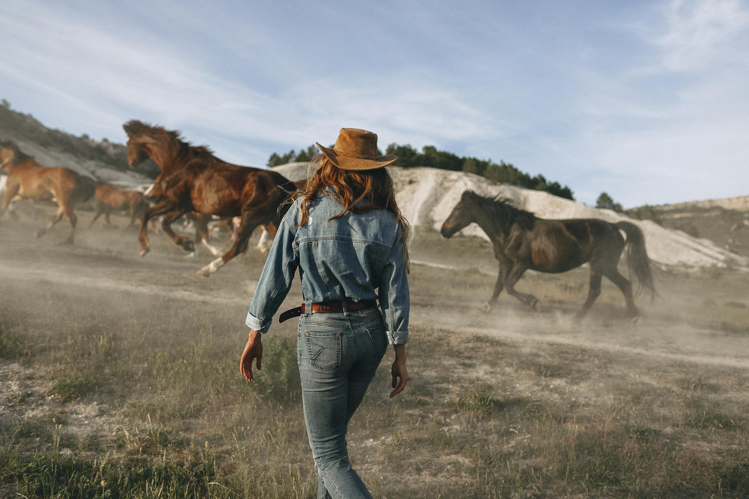 Загон лошадей на закате у Белой скалы.