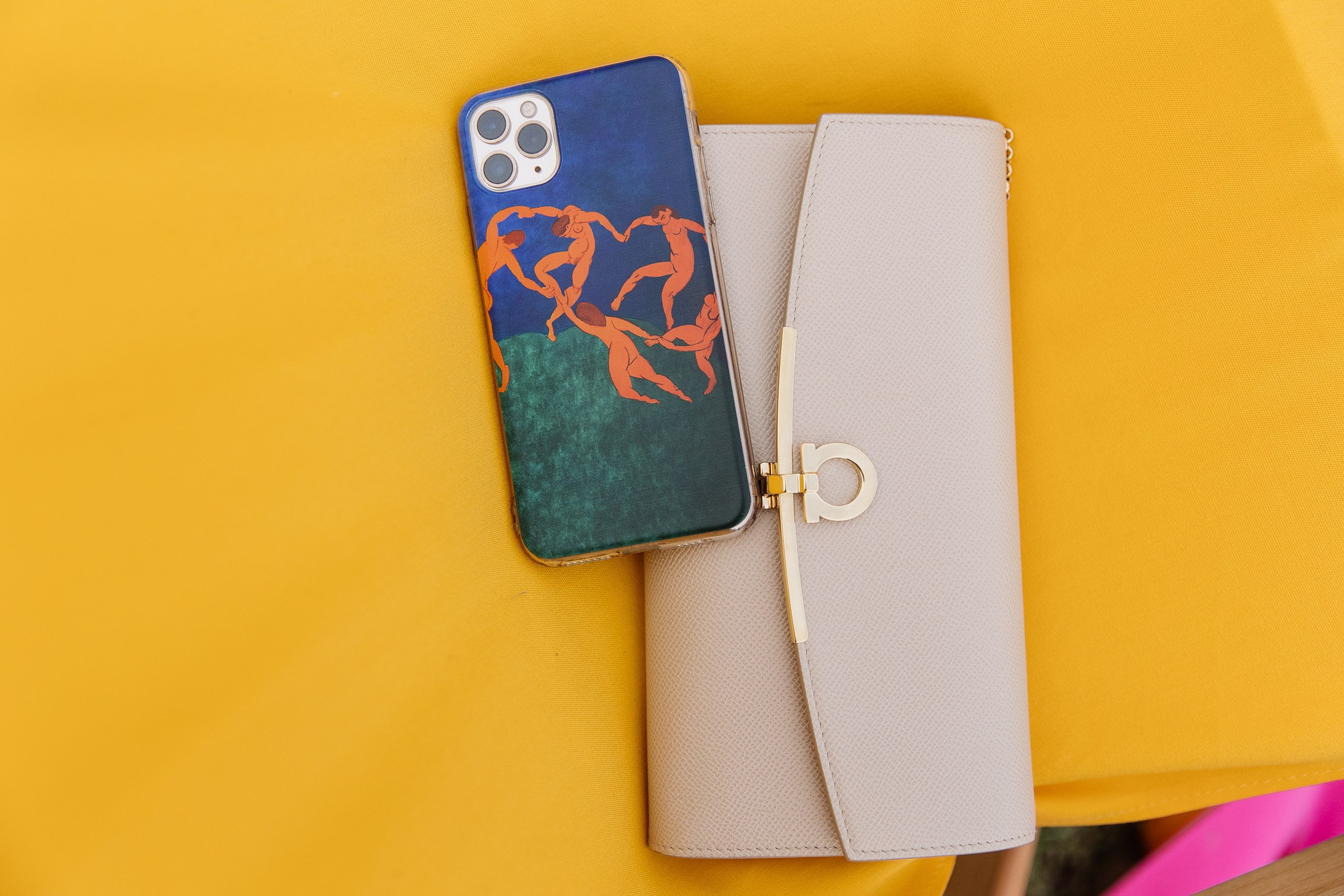 HOLDING_OUT_OF_THE_HERO. Wedding photographer in Europe