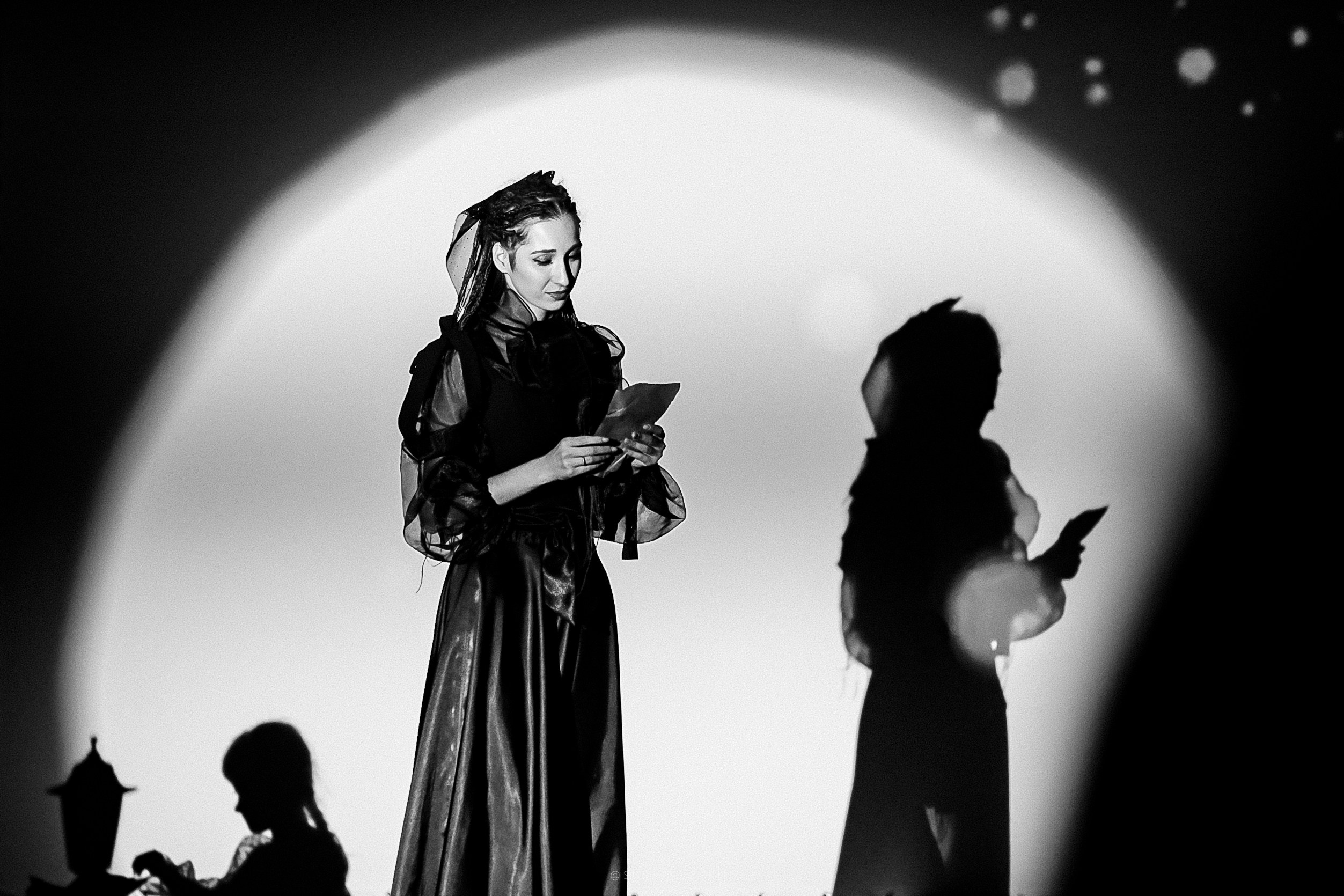 Сцена. Фотограф, видеограф и пилот квадрокоптера