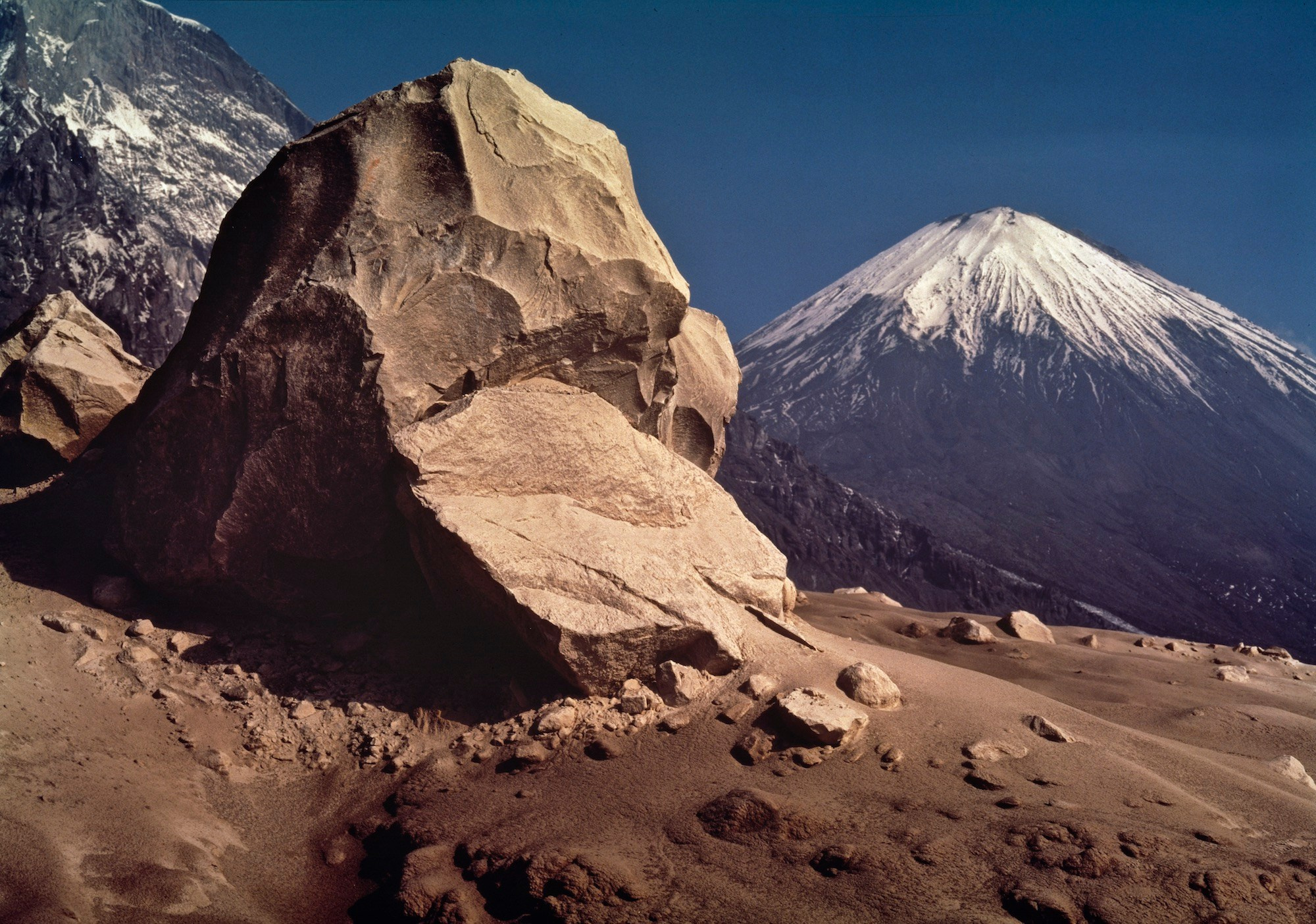 Вулканическая бомба. Склон вулкана Камень