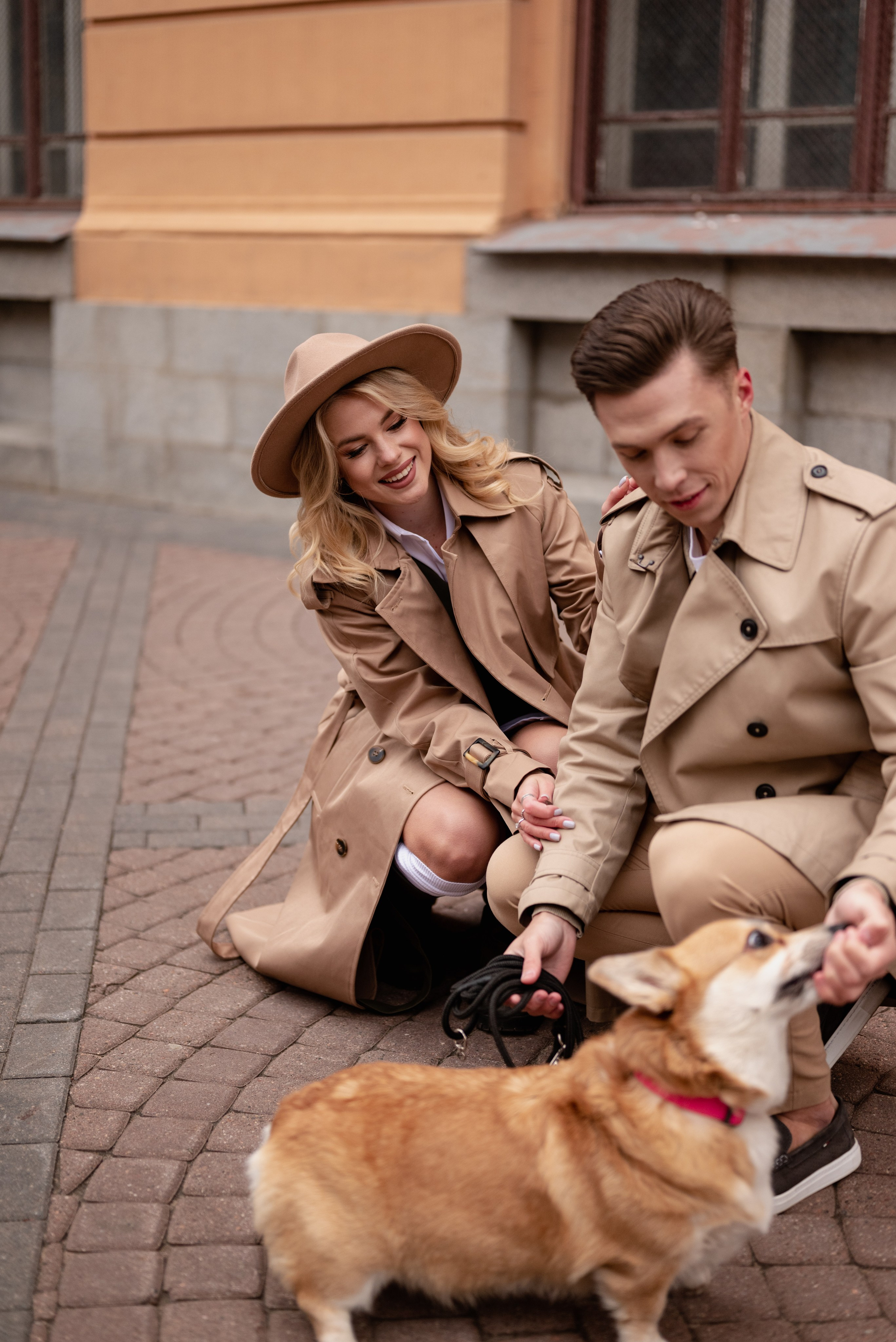 Лав стори с собакой, фотосессия Москва, фотосессия Питер, лав стори СПБ, лав стори Москва, фотосессия с корги в плащах, трендовые съемки в тренчах, лав стори в тренчах 